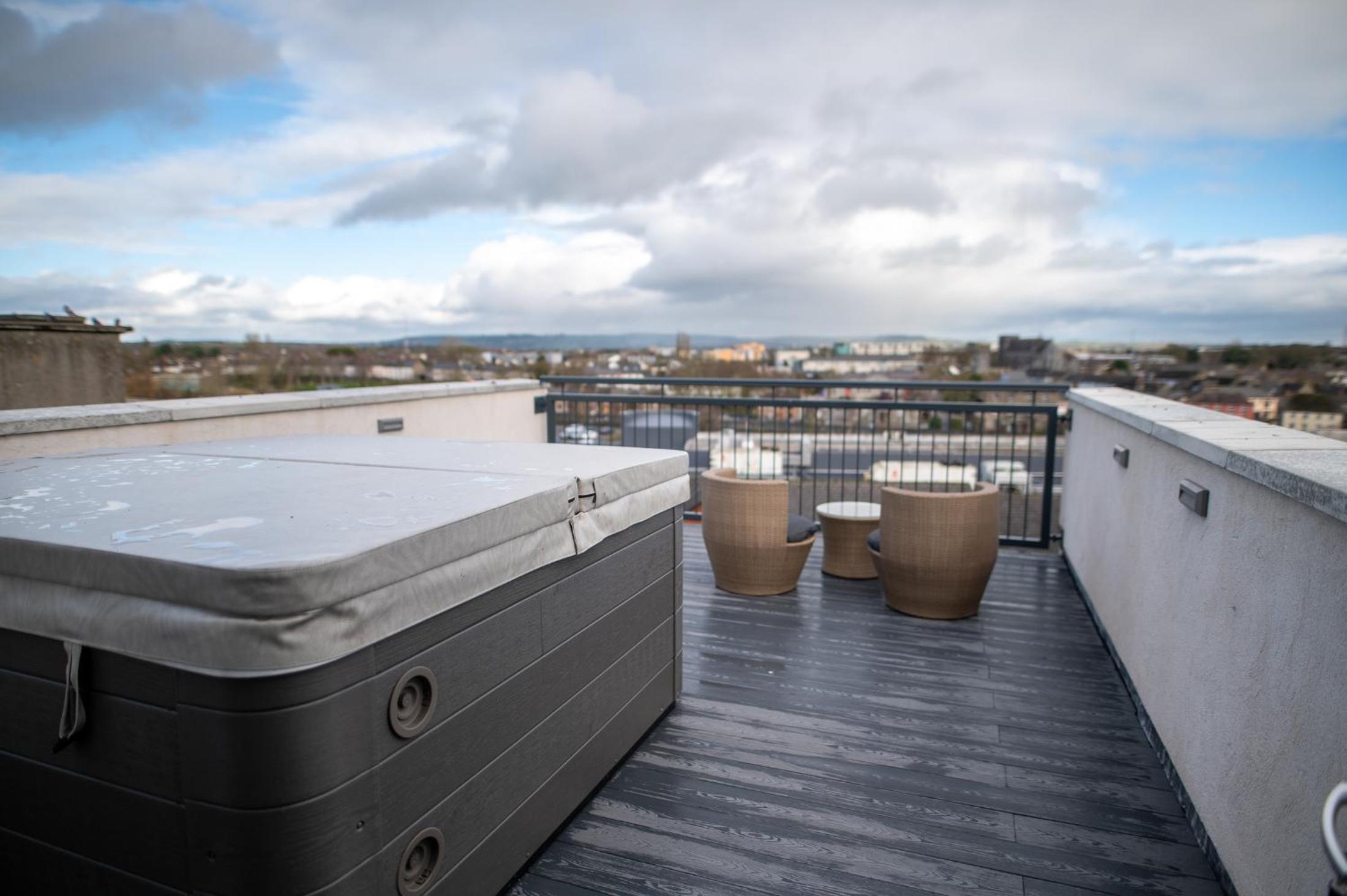 Hotel Kilkenny Suites - Image 1