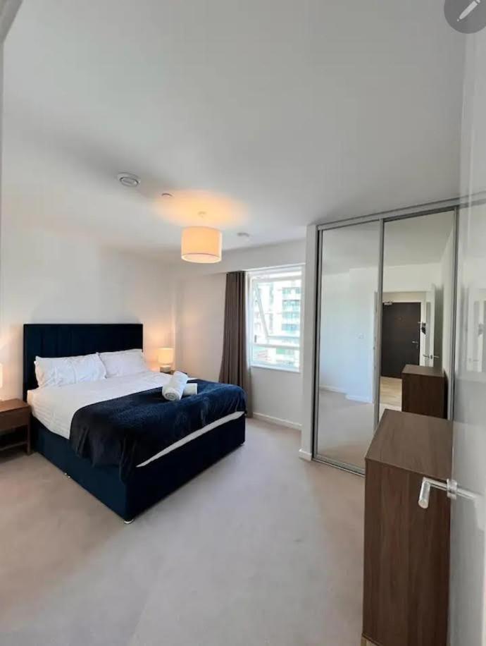 Large Morden 1 Bedroom Apartment London Catford Great Transport Links - Perfect for Long Stays view 4