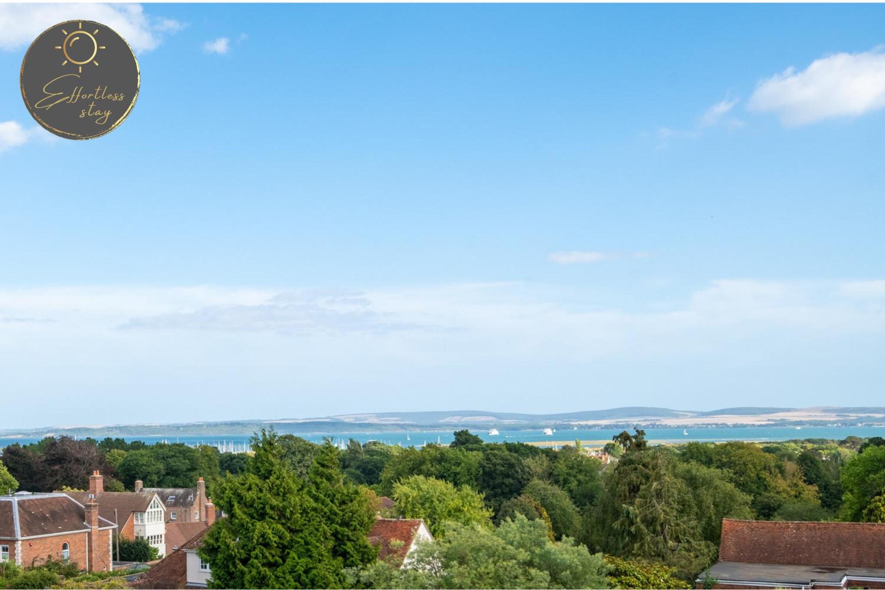Leeward House -Solent views, Parking,High Street Location, Couples, Groups, Families and Professionals Welcome view 4