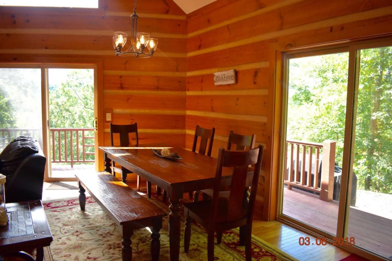 Mountain Top Log Cabin, HOT TUB, fire-pit, WiFi