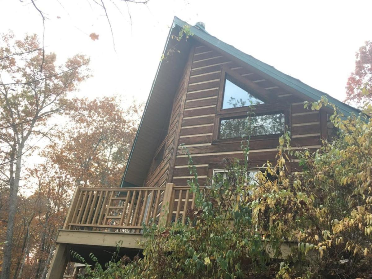 Mountain Top Log Cabin, HOT TUB, fire-pit, WiFi