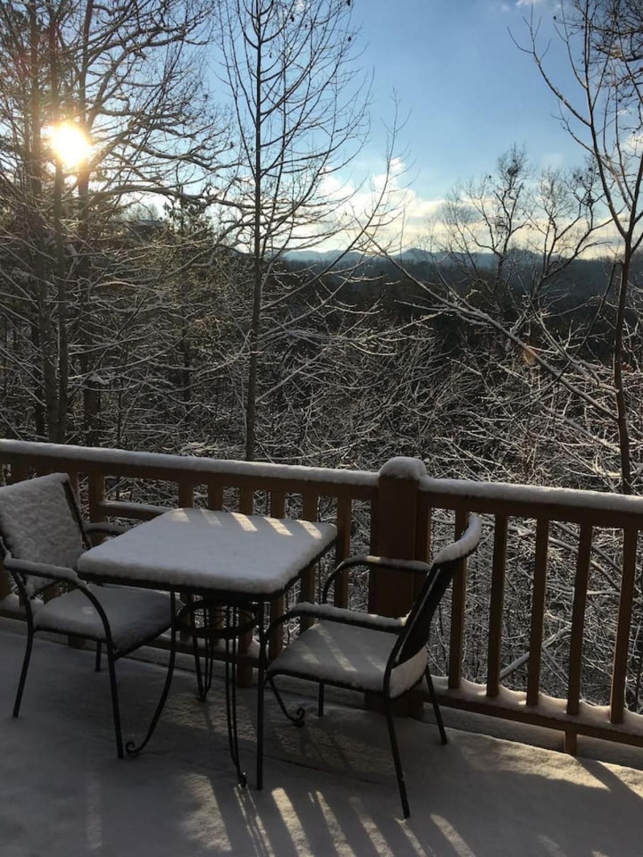 Mountain Top Log Cabin, HOT TUB, fire-pit, WiFi