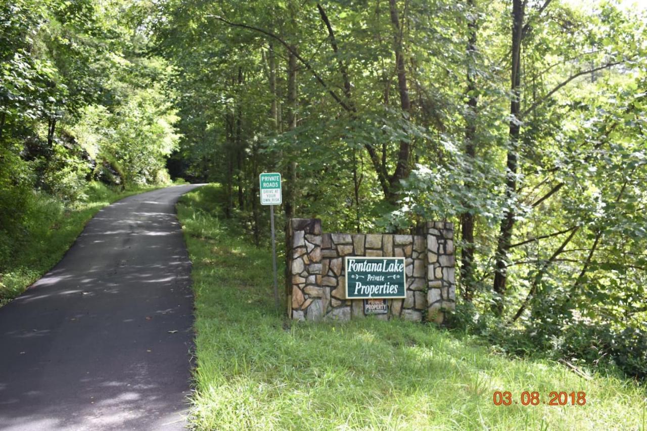 Mountain Top Log Cabin, HOT TUB, fire-pit, WiFi