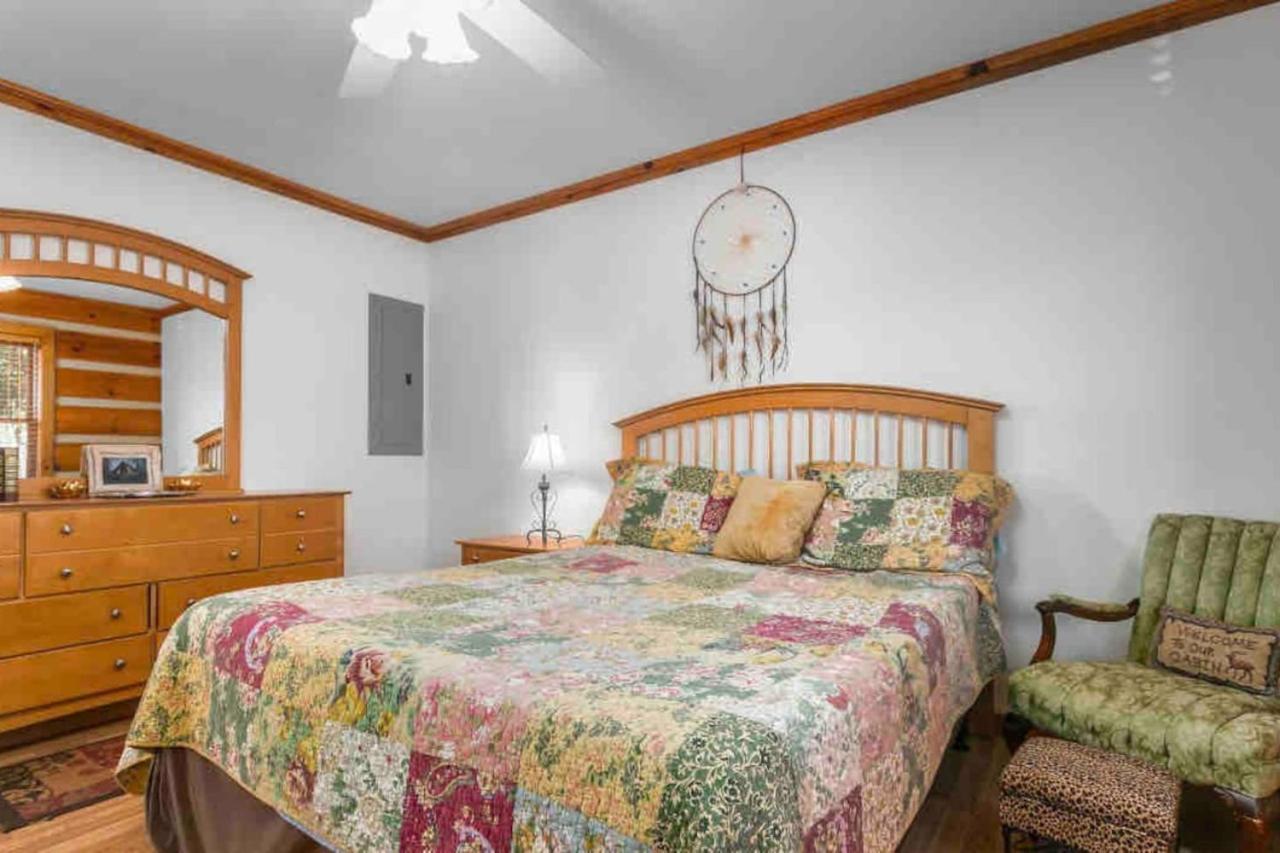 Mountain Top Log Cabin, HOT TUB, fire-pit, WiFi