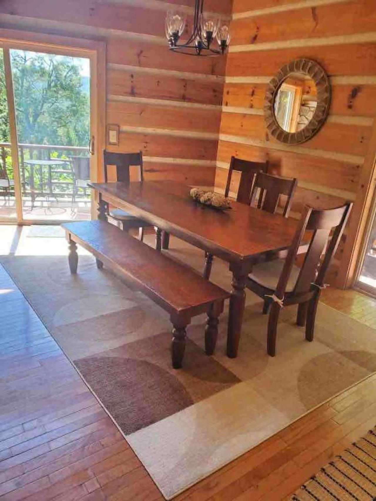 Mountain Top Log Cabin, HOT TUB, fire-pit, WiFi