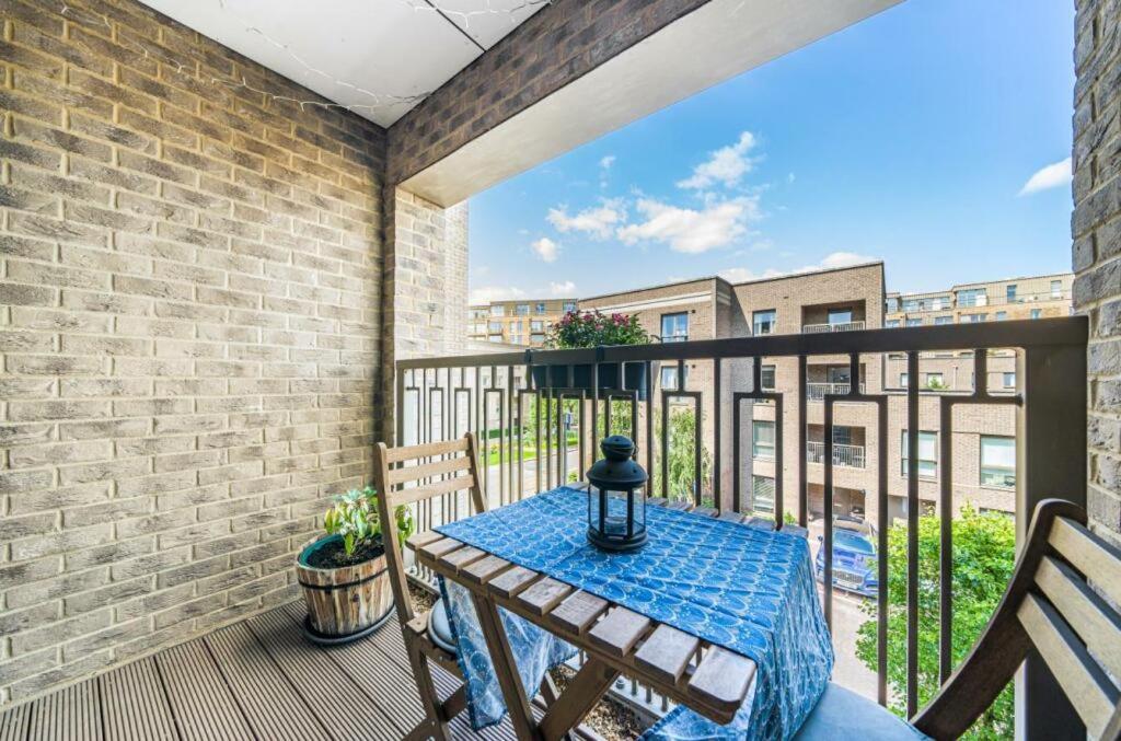 Large Morden 1 Bedroom Apartment London Catford Great Transport Links - Perfect for Long Stays view 2