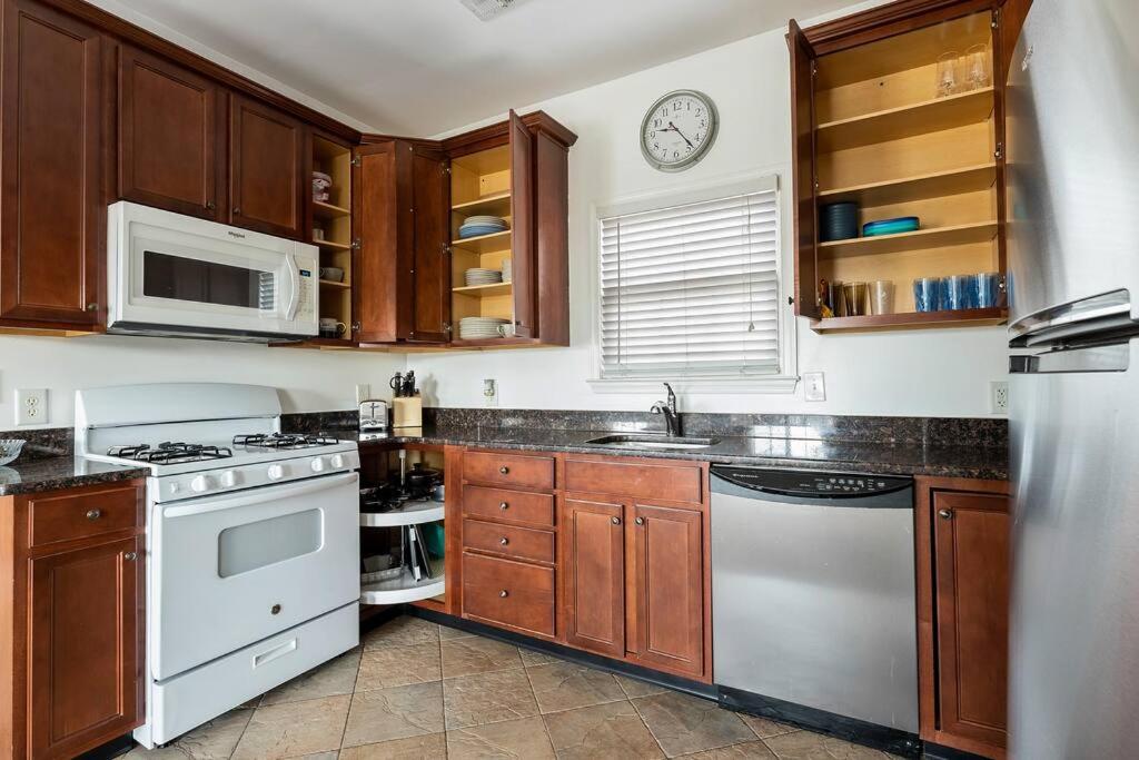 North Wildwood 3 Bedroom Condo! view 2