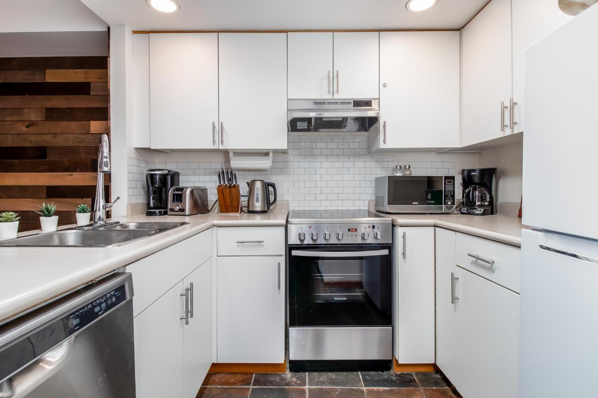 Creekside Slopeside 1BR with pool, hot tub, BBQ