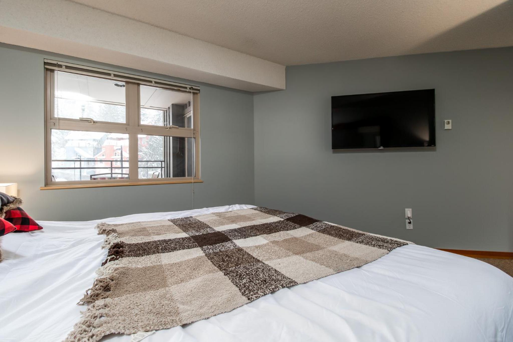 Creekside Slopeside 1BR with pool, hot tub, BBQ