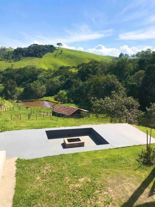 Recanto da Alegria - Casa em Cunha com Jacuzzi,Piscina,Rede,Churrasqueira,Lareira,Deck, Banco de coração