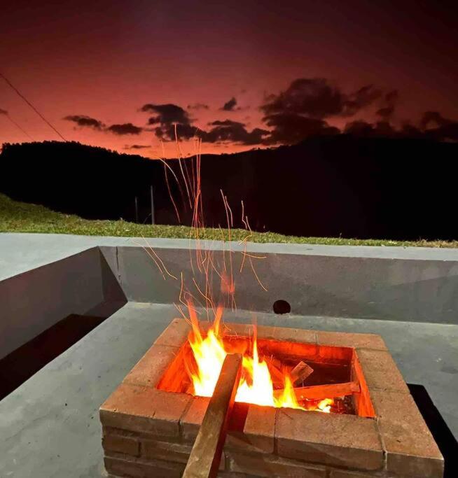 Recanto da Alegria - Casa em Cunha com Jacuzzi,Piscina,Rede,Churrasqueira,Lareira,Deck, Banco de coração