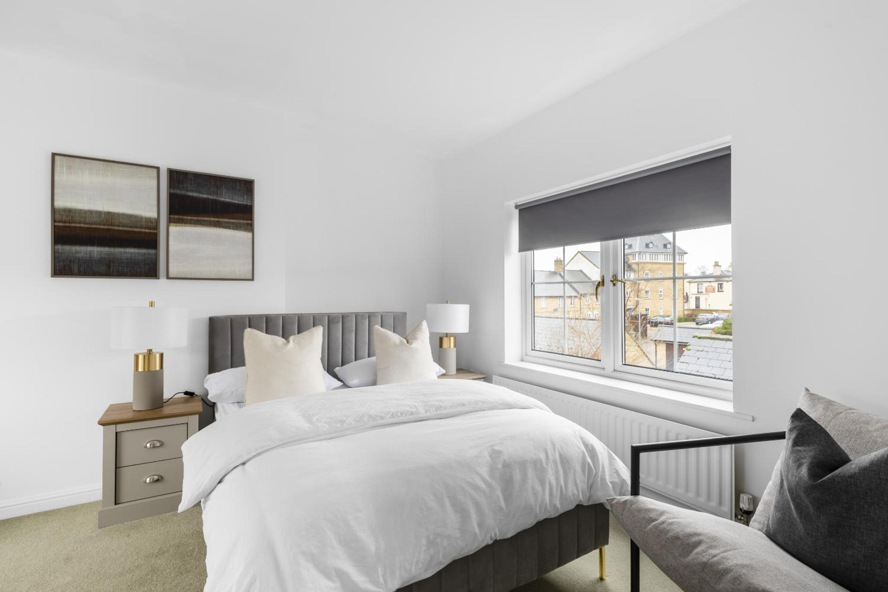 Luxurious 3 Bed House in Braintree Town with Free Parking with Sky Sports, Netflix and more view 3