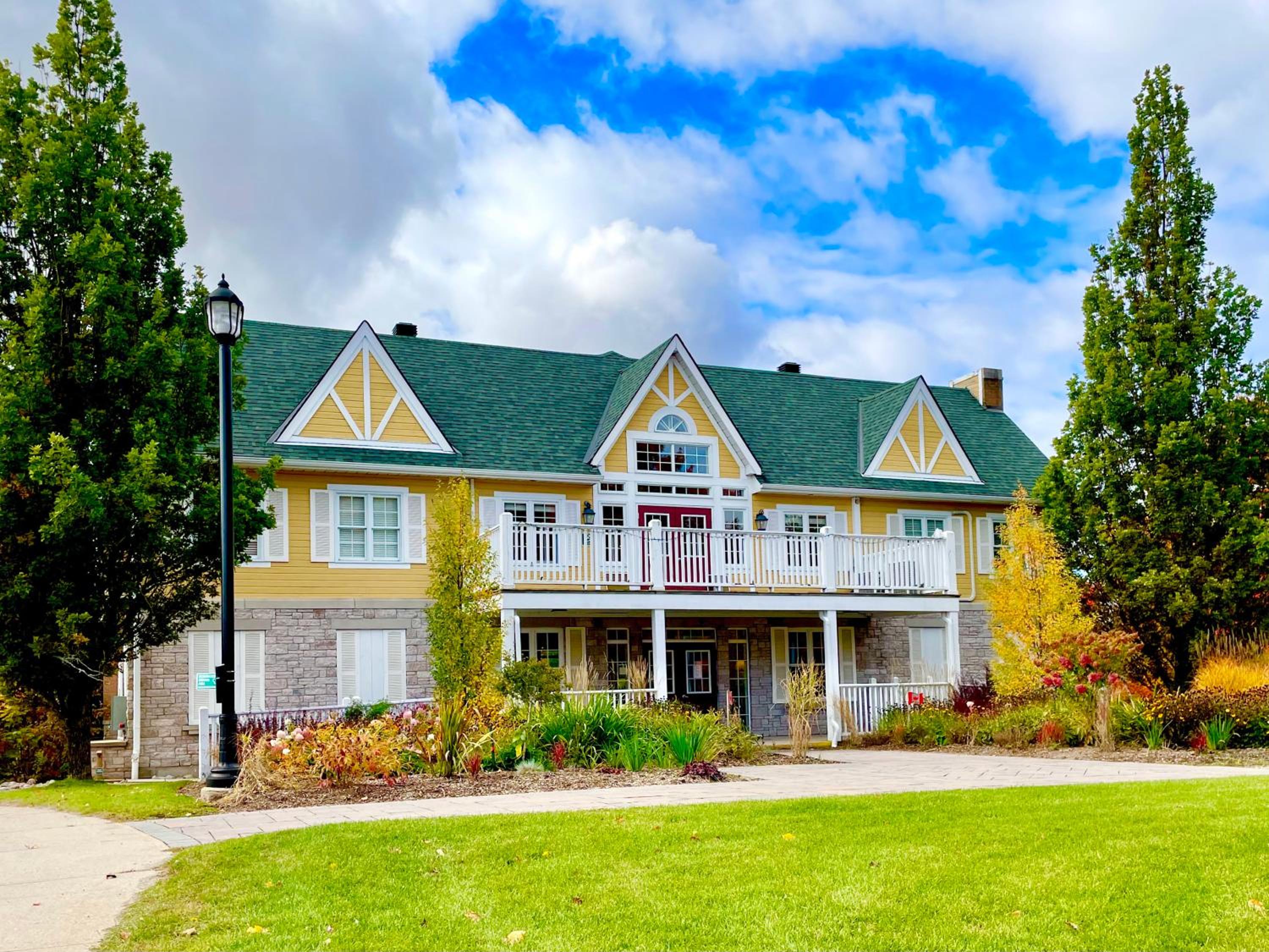 Hillside Haven: Carriage Club Resort Retreat