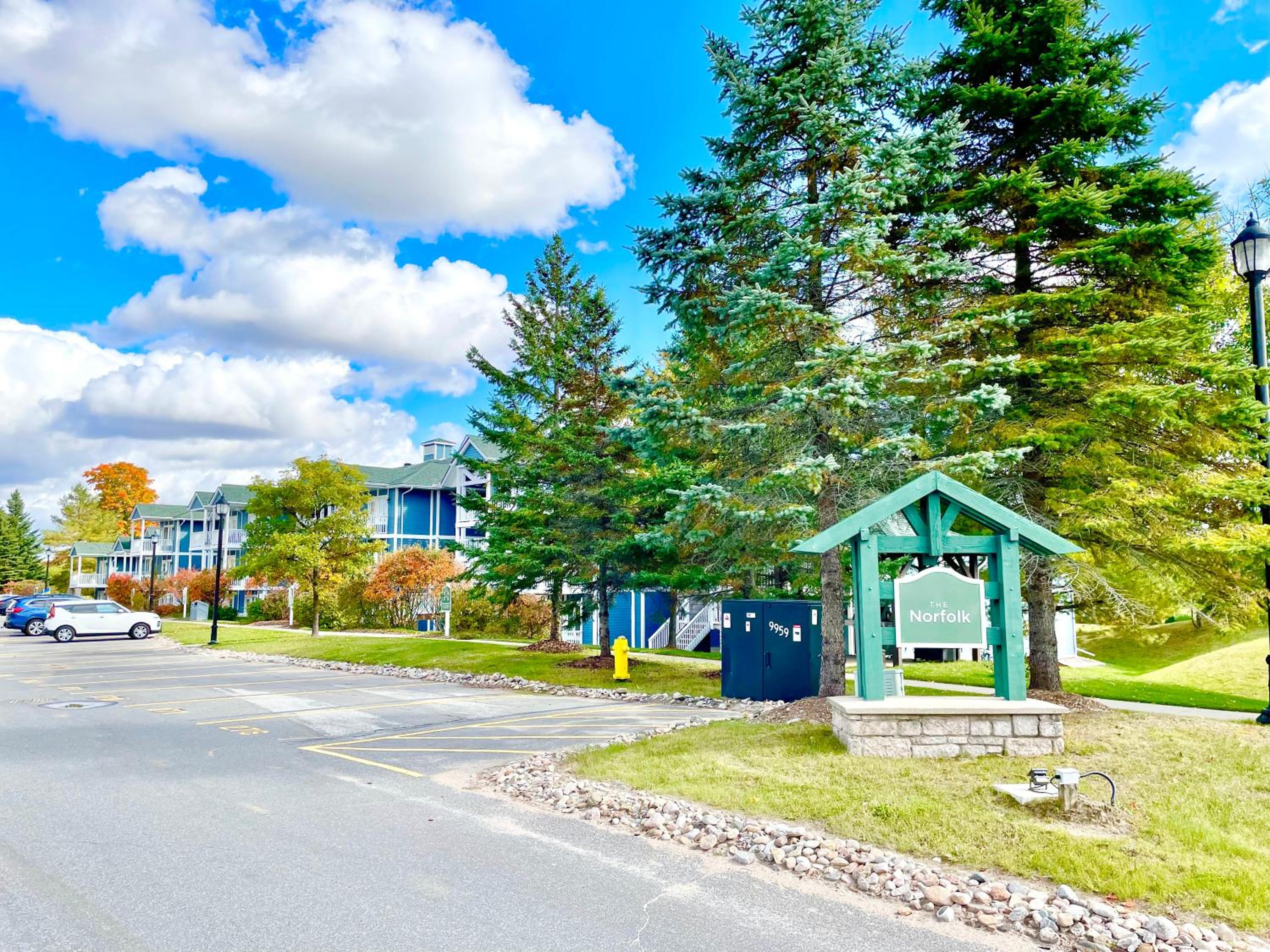 Hillside Haven: Carriage Club Resort Retreat