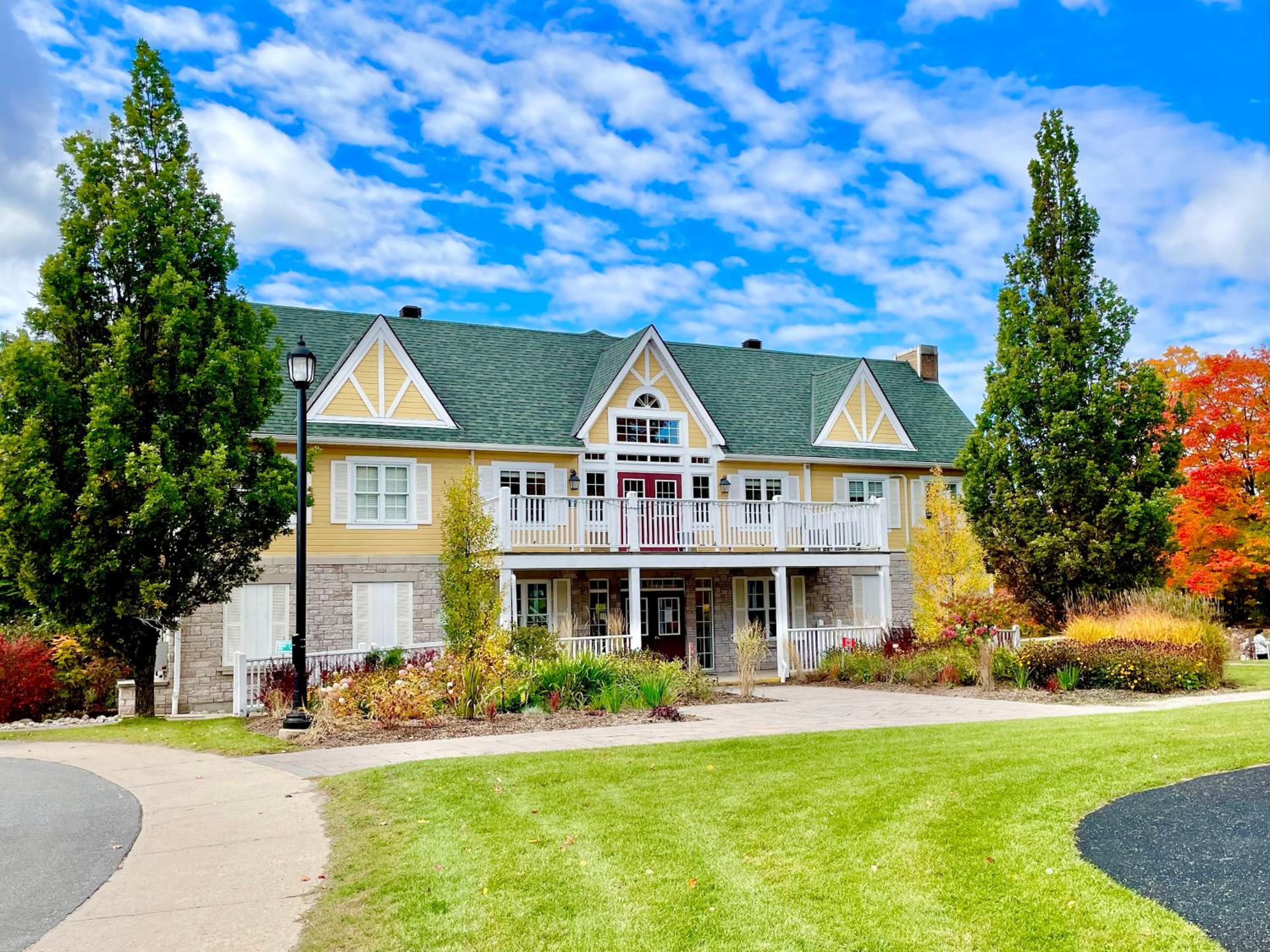 Hillside Haven: Carriage Club Resort Retreat
