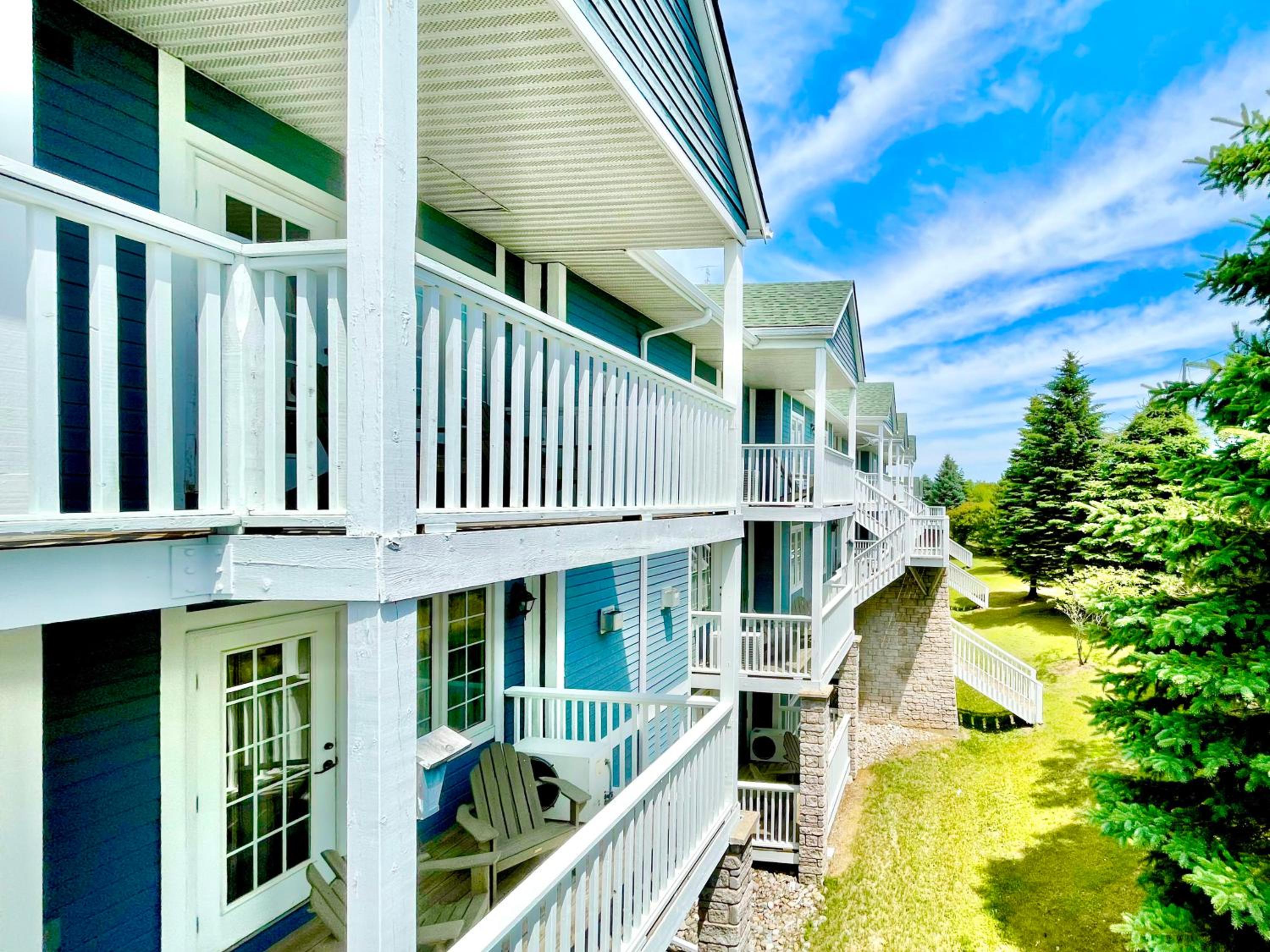 Hillside Haven: Carriage Club Resort Retreat
