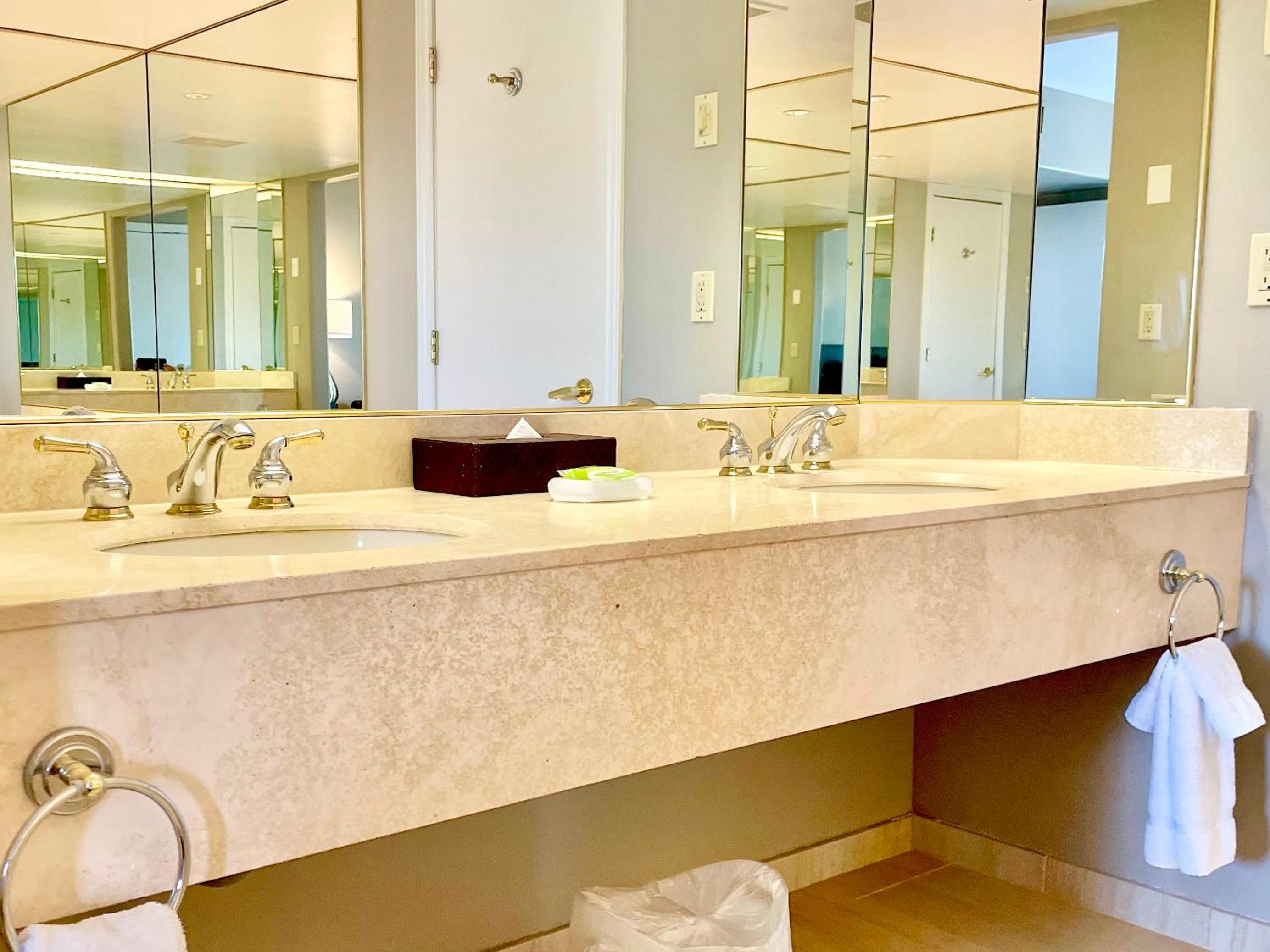 Hillside Haven: Carriage Club Resort Retreat