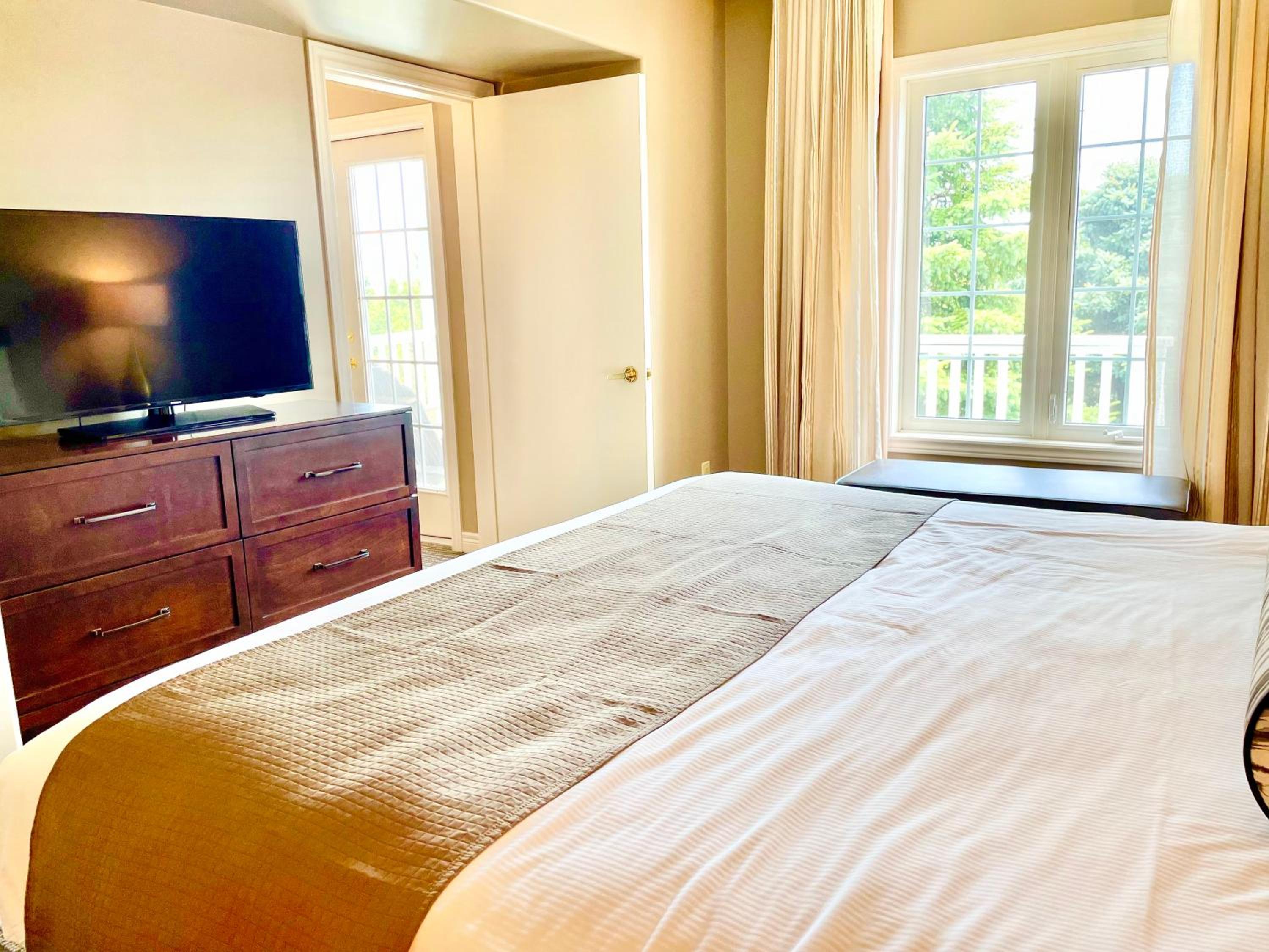 Hillside Haven: Carriage Club Resort Retreat