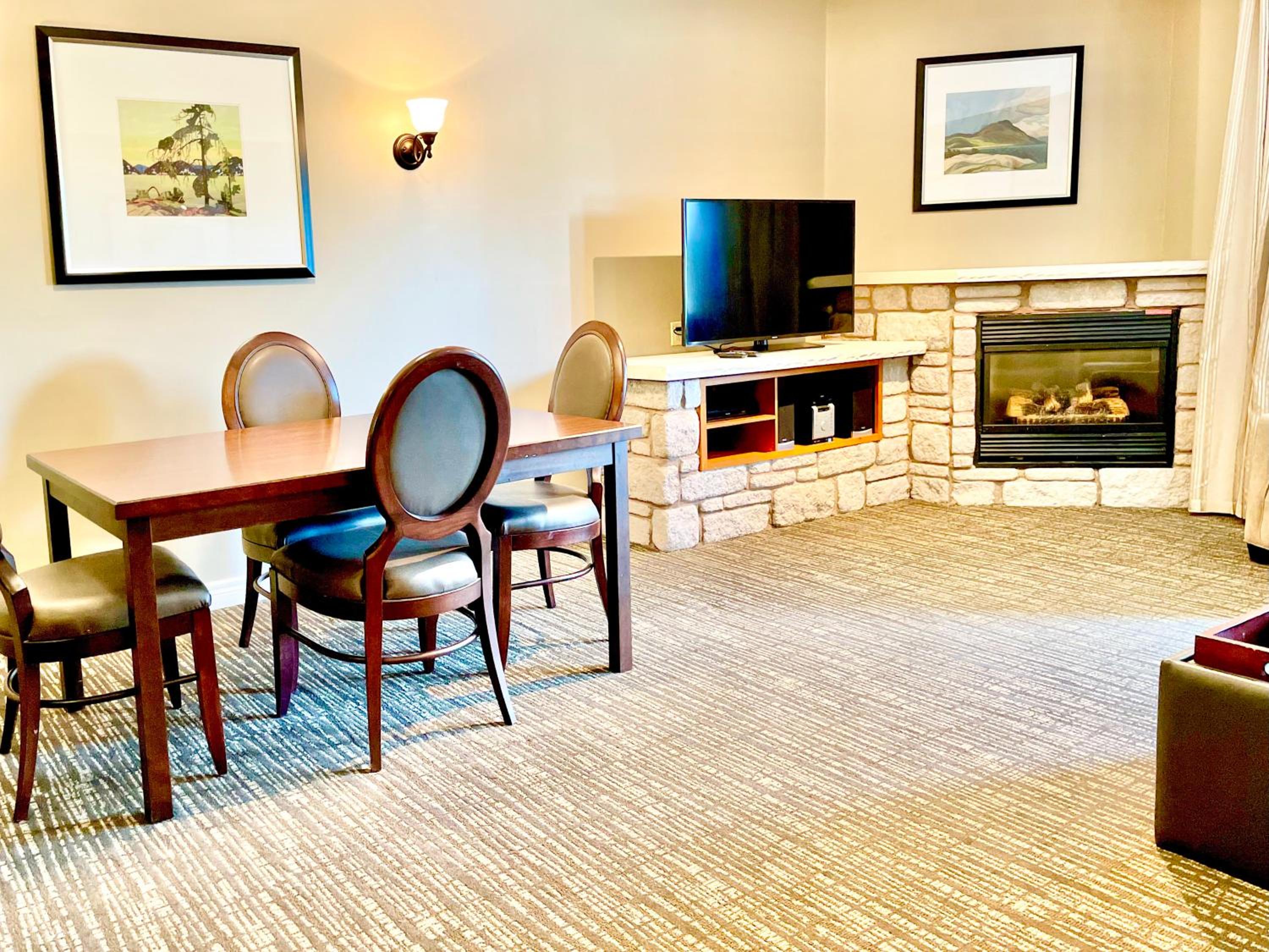 Hillside Haven: Carriage Club Resort Retreat