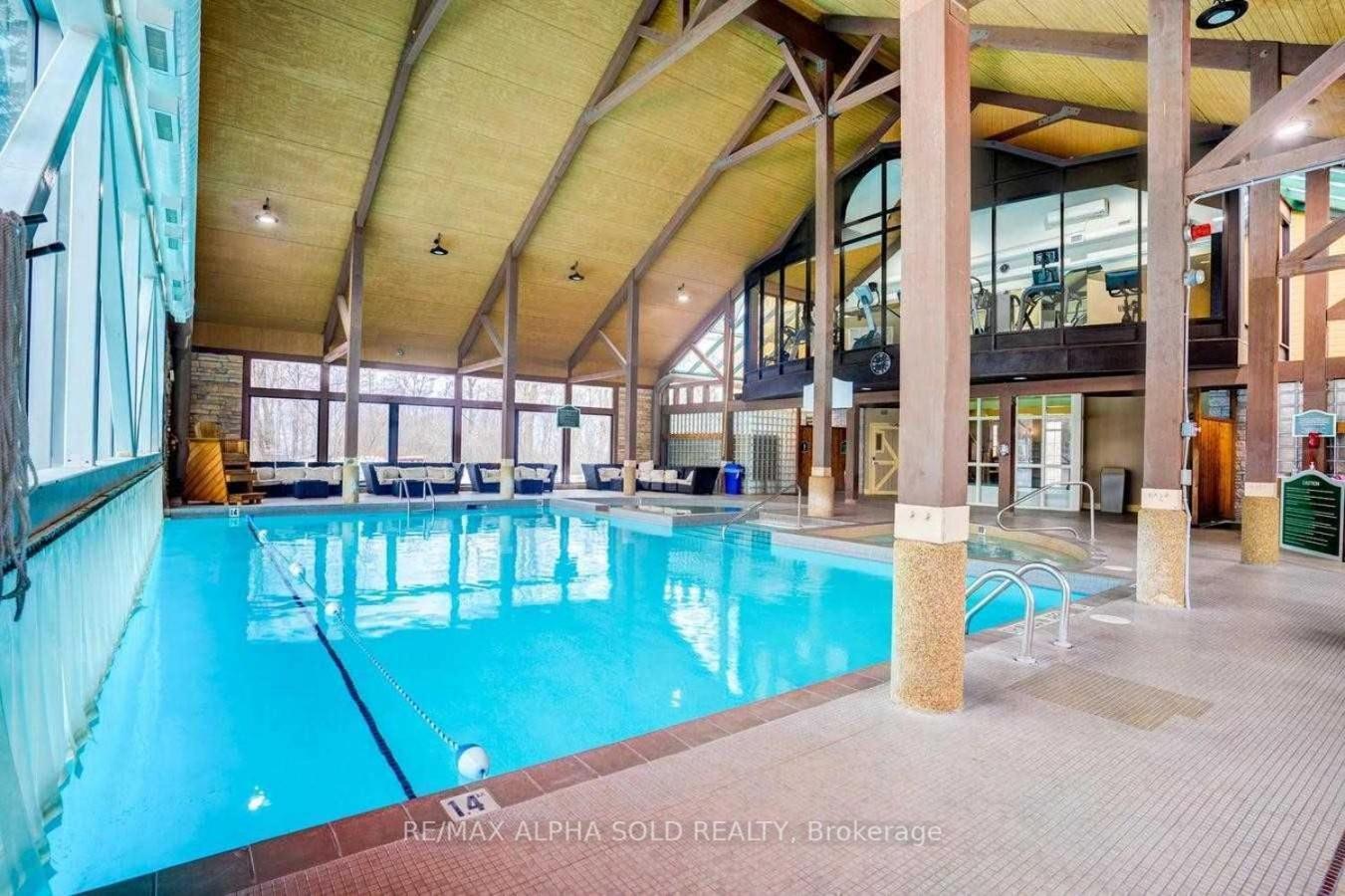 Hillside Haven: Carriage Club Resort Retreat