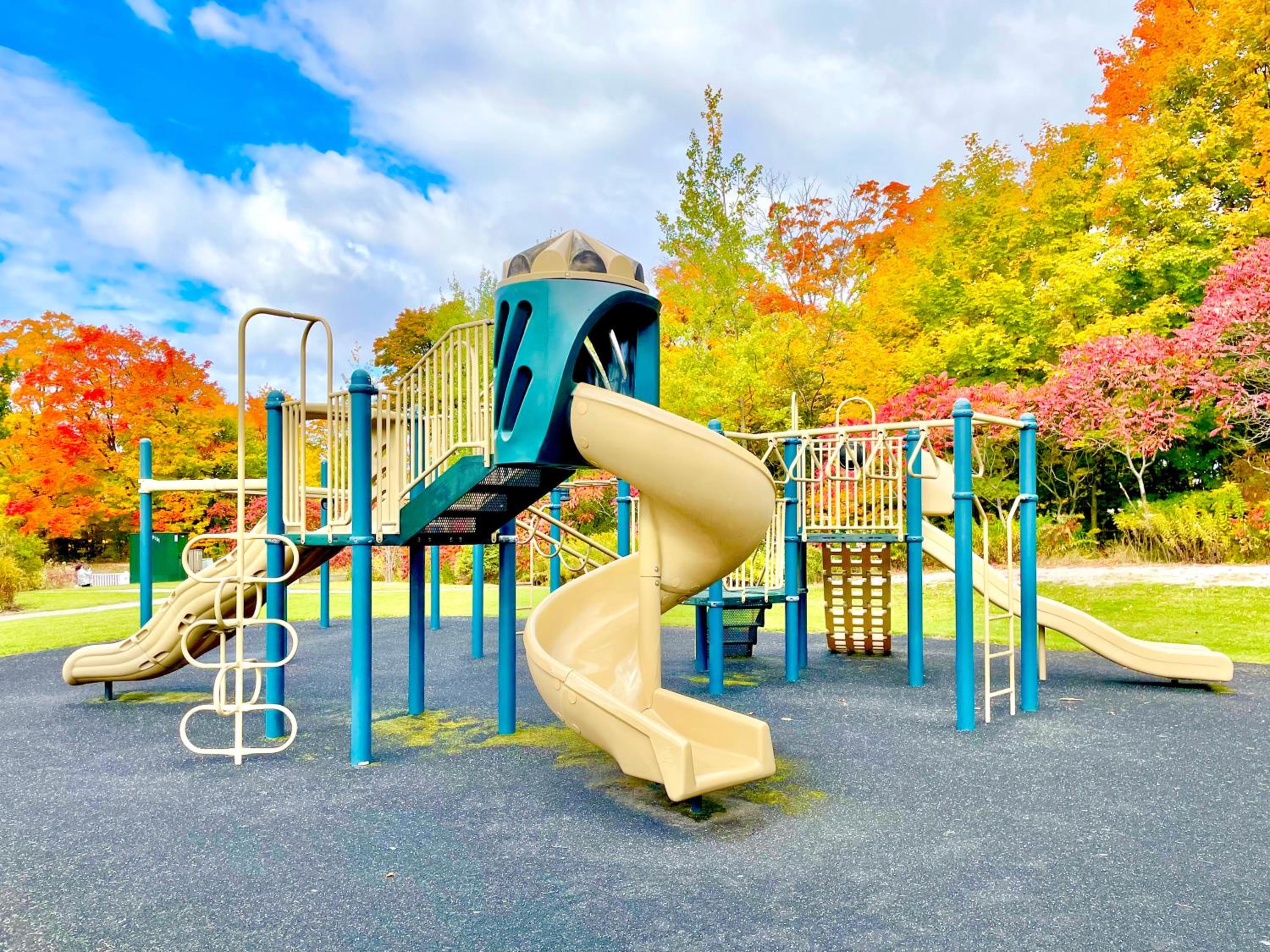 Hillside Haven: Carriage Club Resort Retreat
