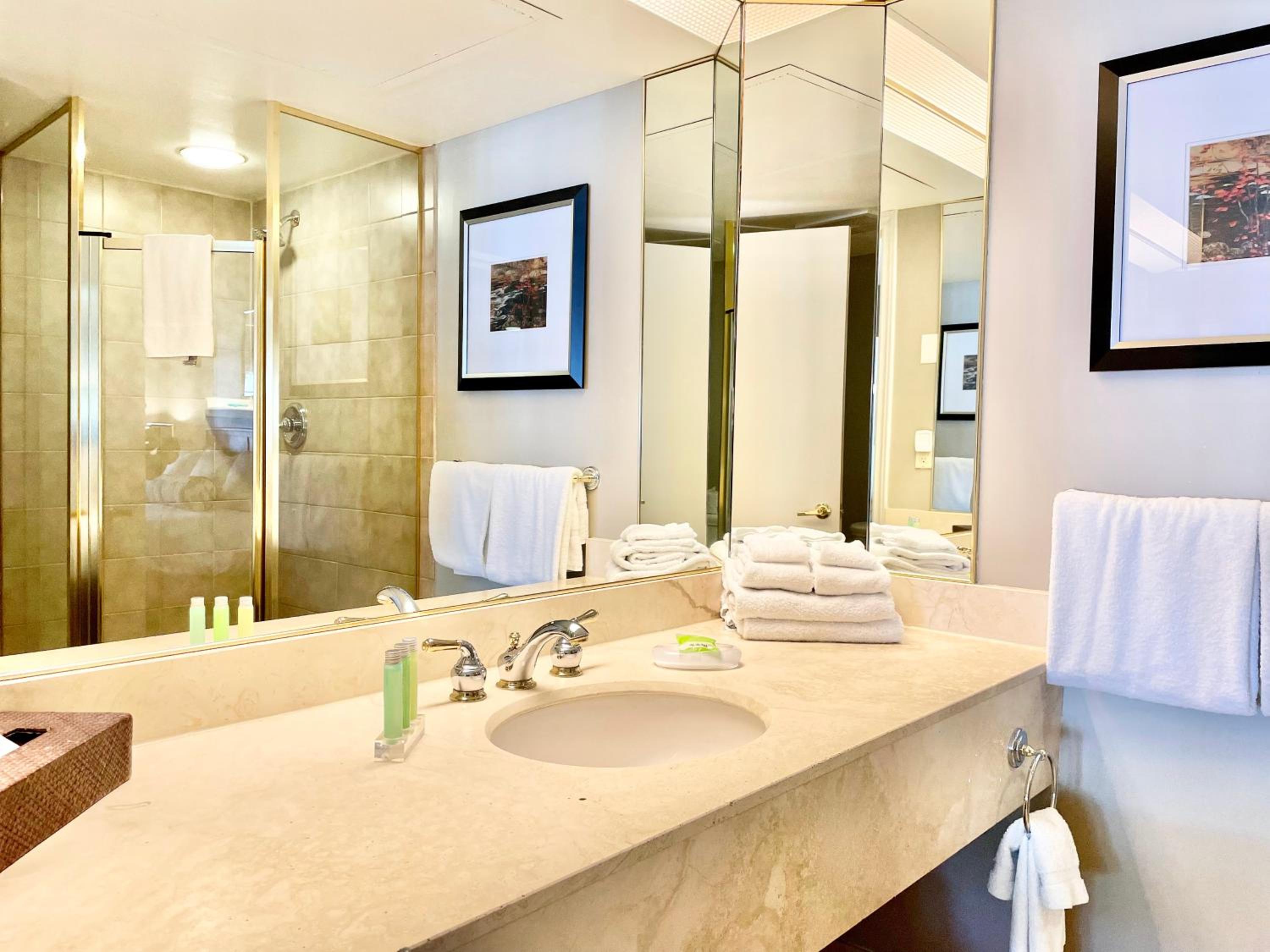 Hillside Haven: Carriage Club Resort Retreat