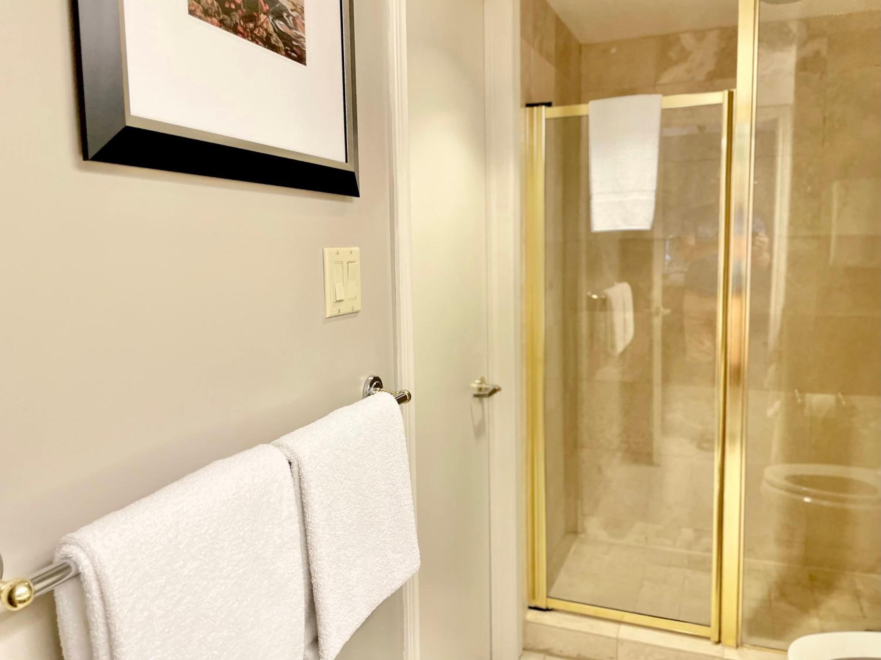 Hillside Haven: Carriage Club Resort Retreat
