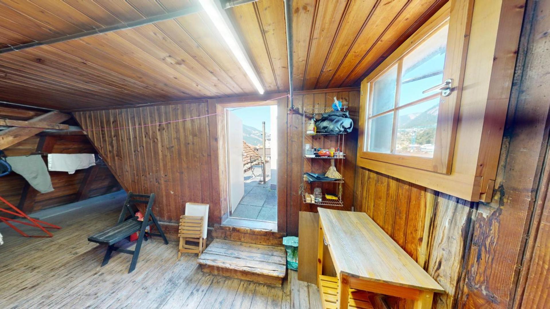 Solution-Grischun - Zentrales Dachzimmer - Kaffee&Tee - Gemeinschaftsbad - Etagenbett -Dachterrasse