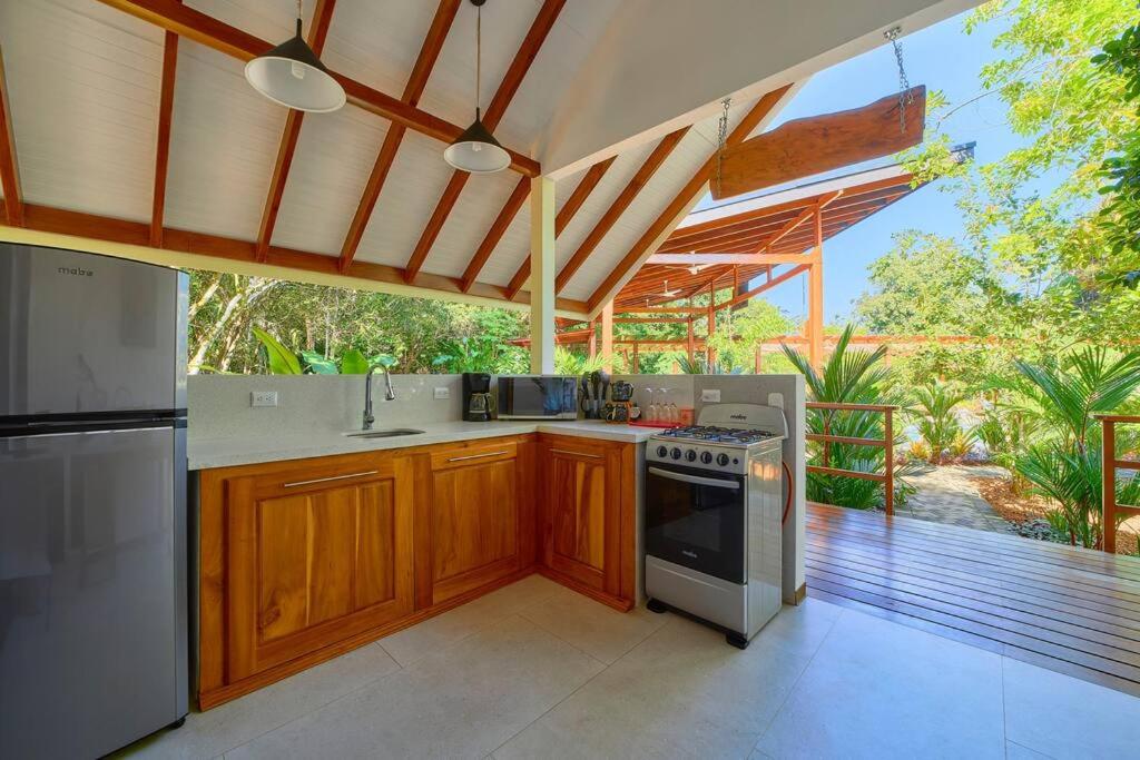 Casa Jeffrey - Beach Escape, Stunning views, Private Pool Steps to Ocean