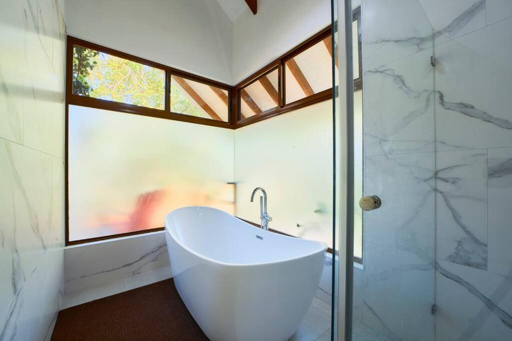 Casa Jeffrey - Beach Escape, Stunning views, Private Pool Steps to Ocean