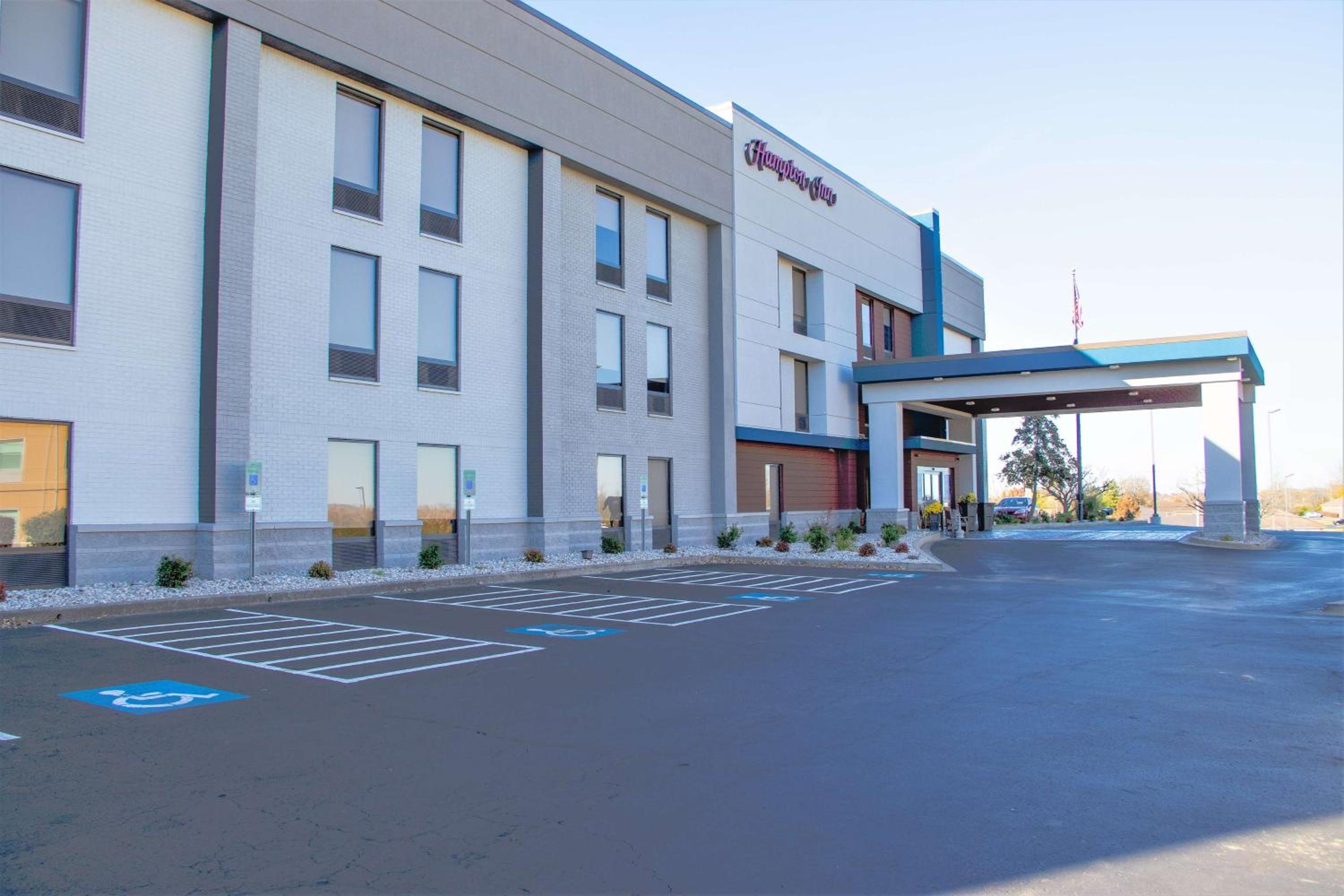 Hotel Hampton Inn Danville - Image 1
