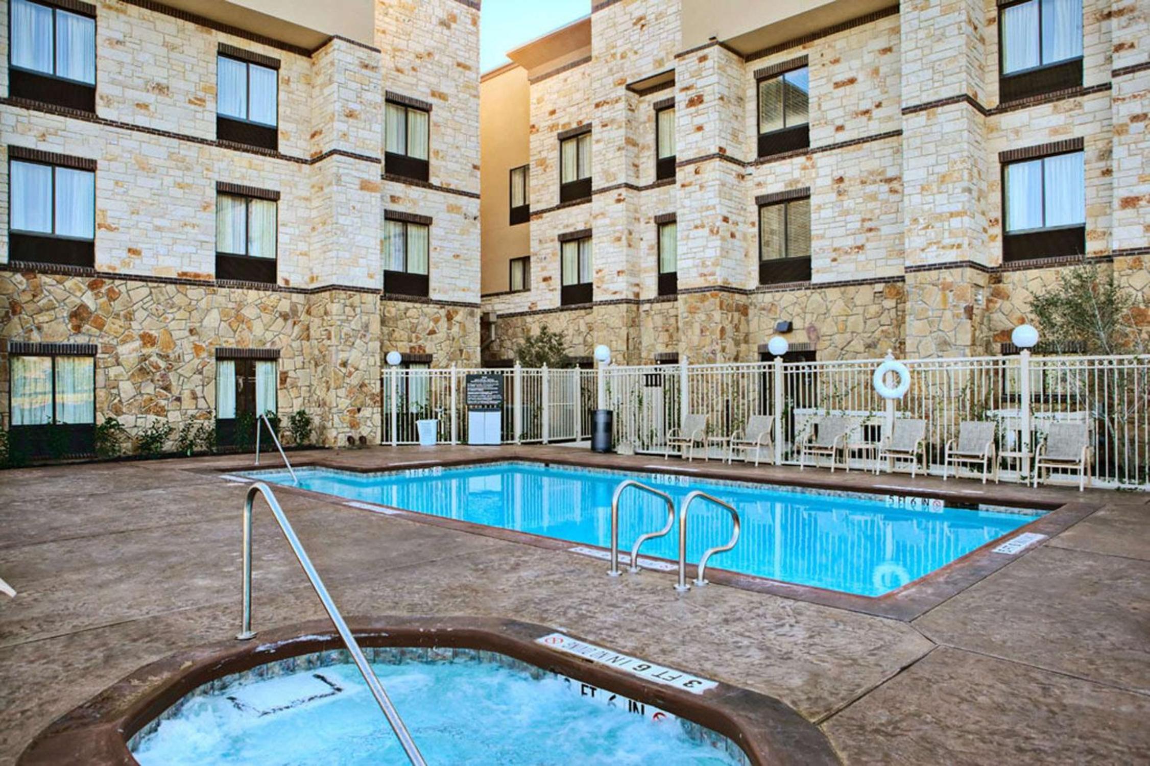 Dallas / Fort Worth Vacations - Hampton Inn  Suites - Mansfield - Property Image 2