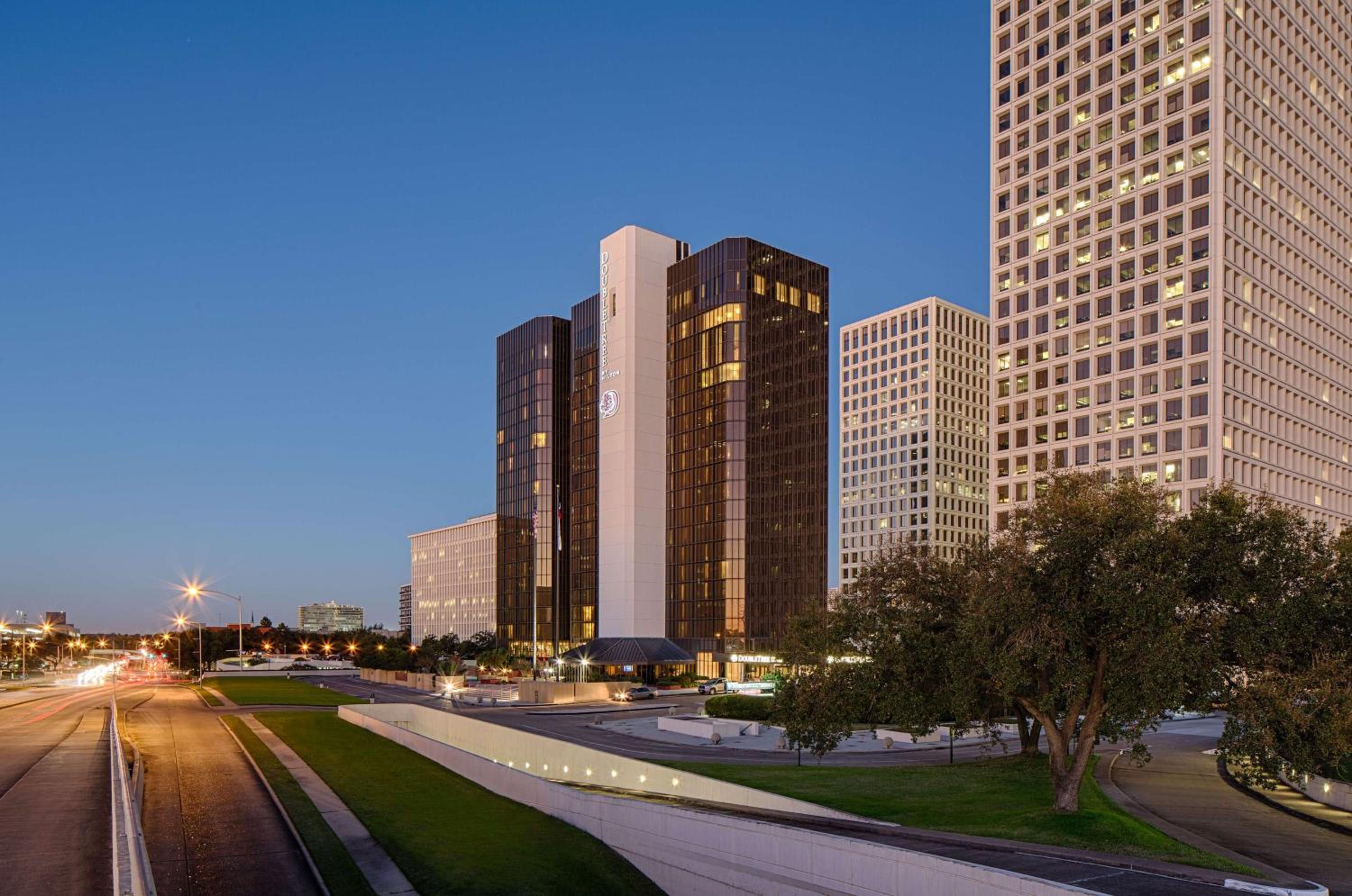 Hotel DoubleTree by Hilton Hotel Houston Greenway Plaza - Image 1