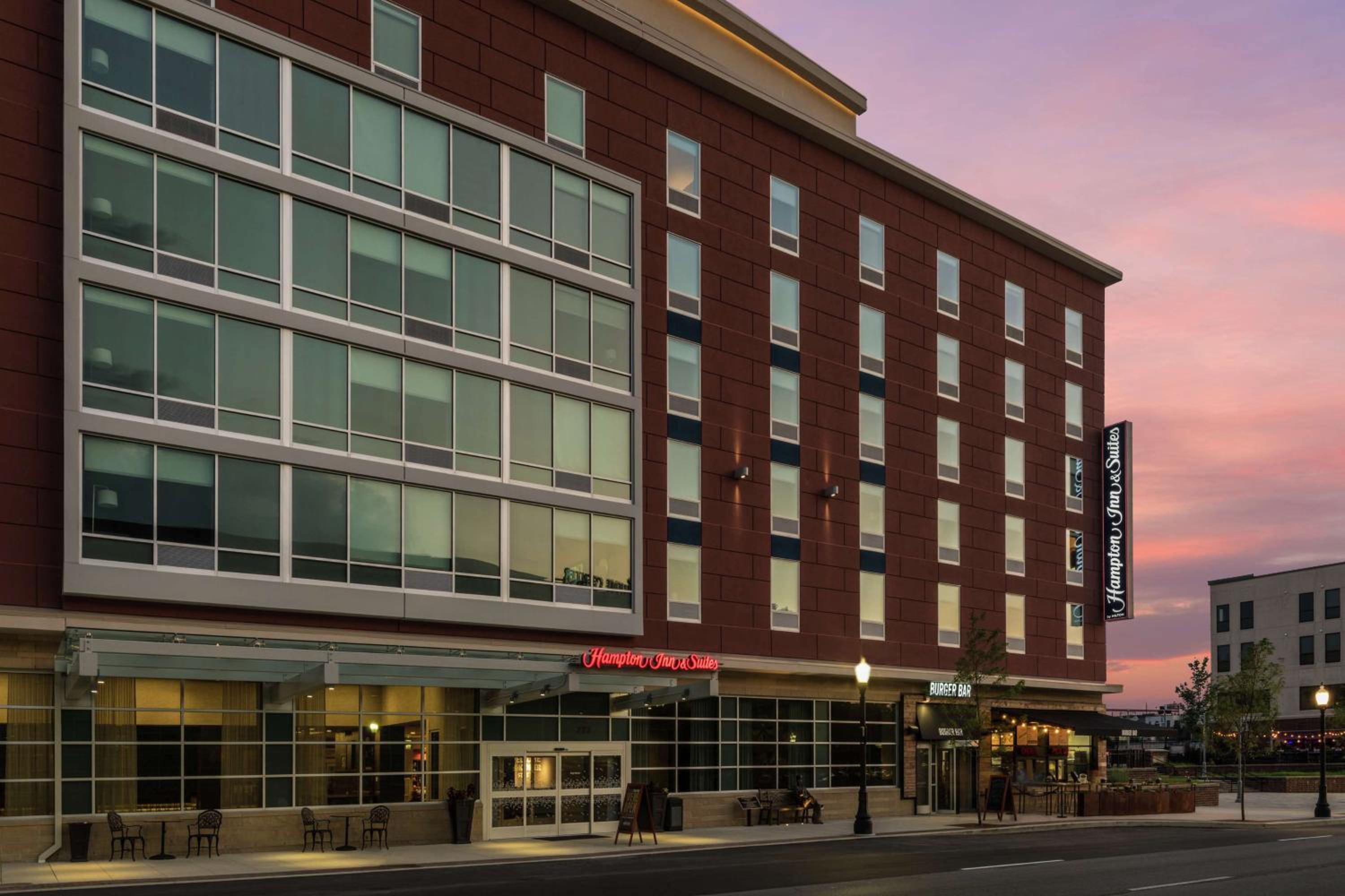 Hotel Hampton Inn & Suites Fort Wayne Downtown - Image 1