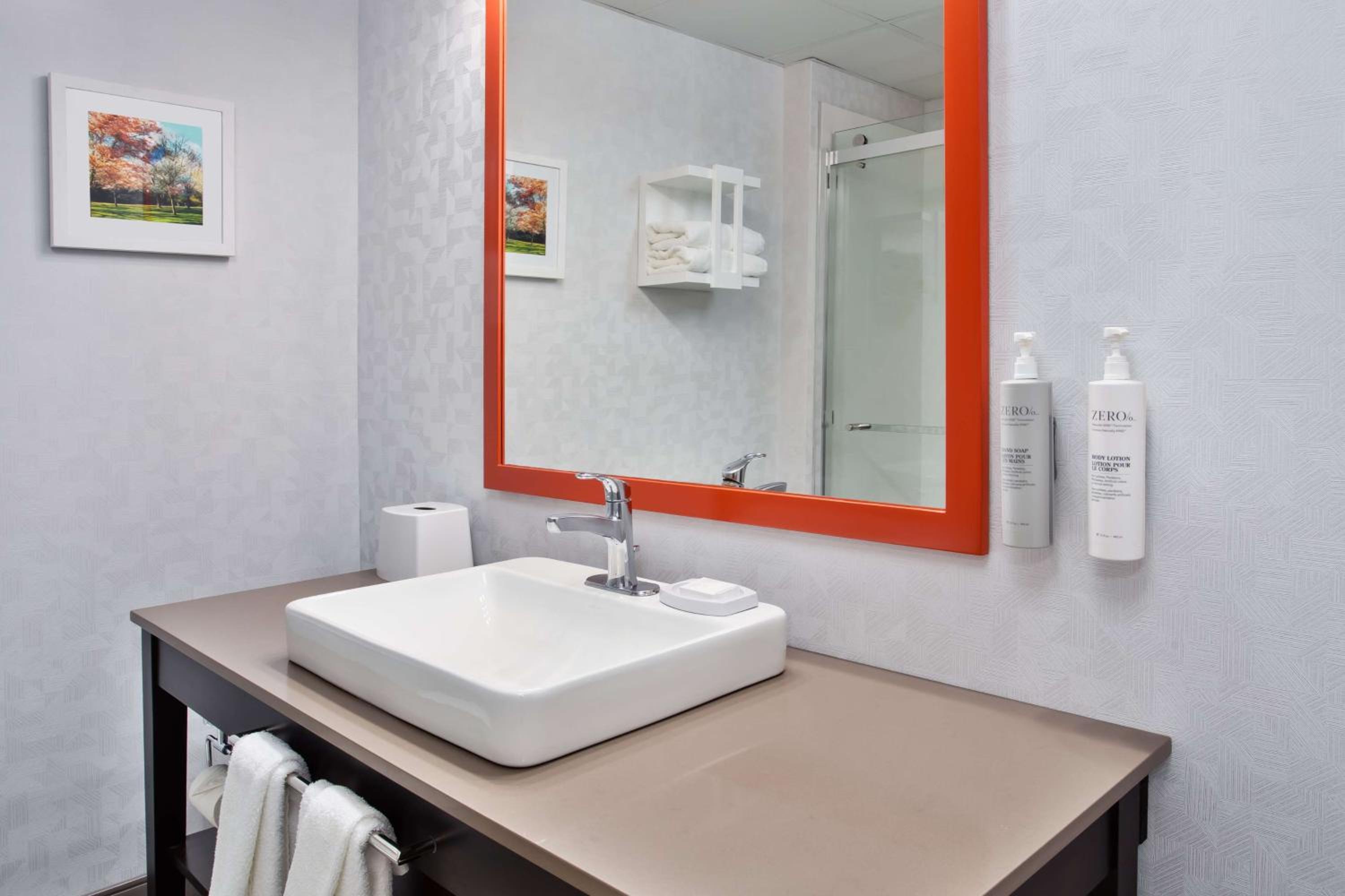 Newark Vacations - Hampton Inn  Suites By Hilton- Newark Airport Elizabeth - Property Image 2
