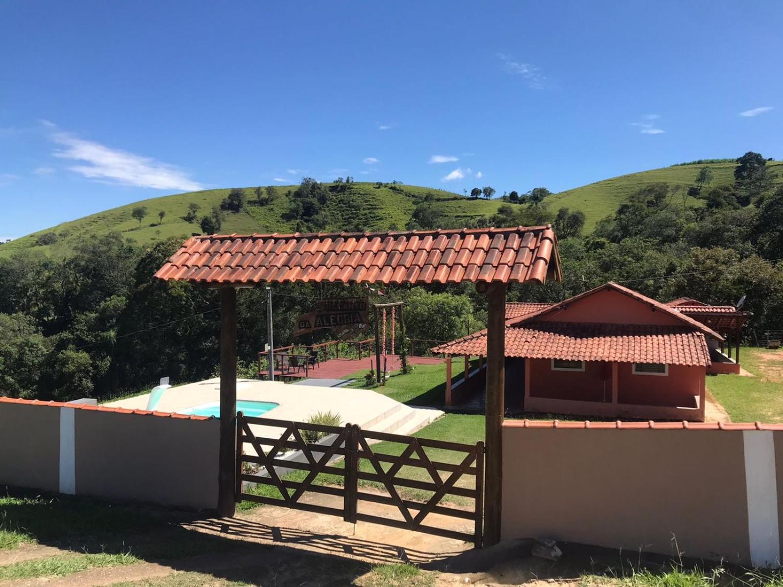 Recanto da Alegria - Casa em Cunha com Jacuzzi,Piscina,Rede,Churrasqueira,Lareira,Deck, Banco de coração
