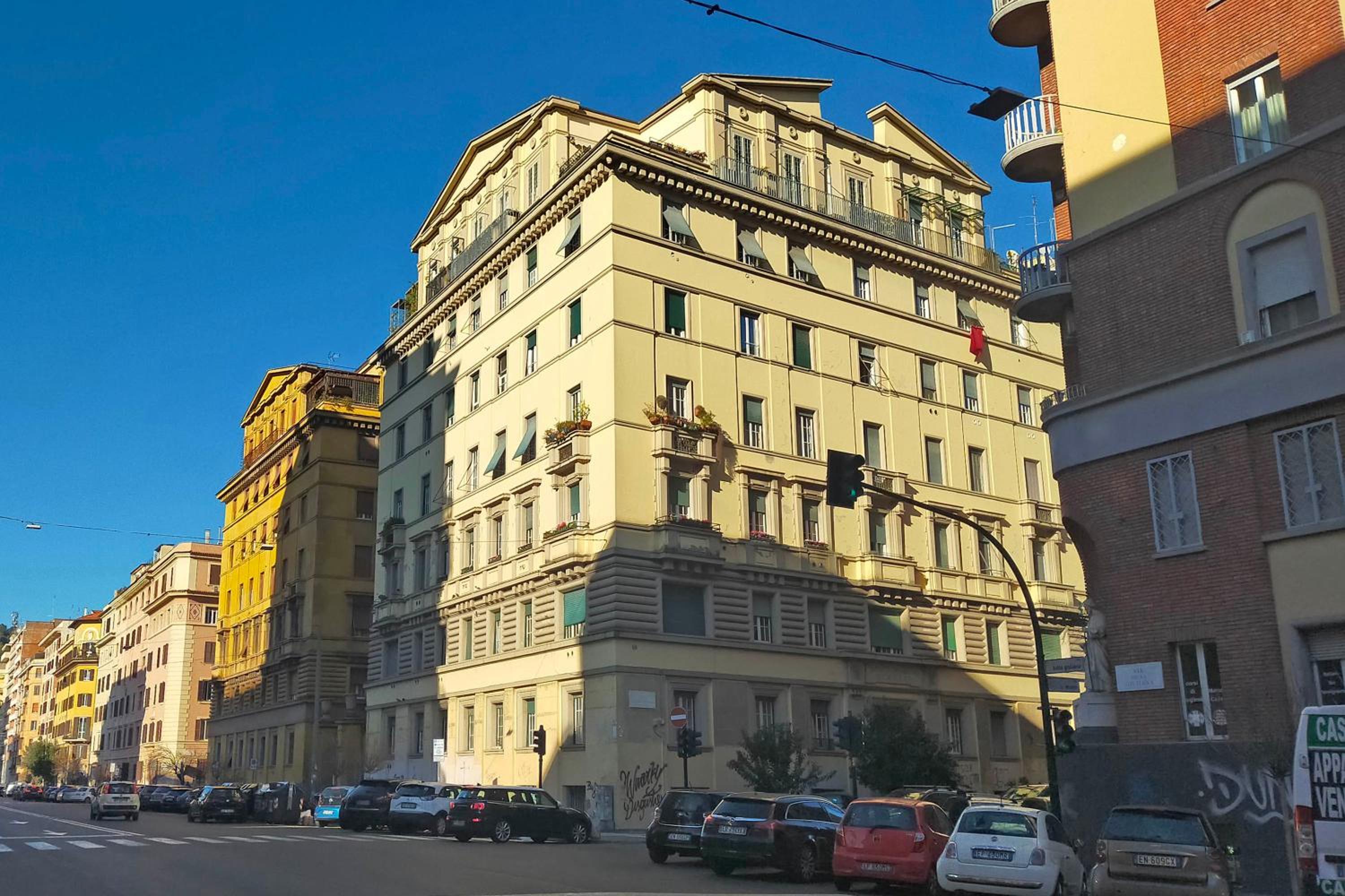 CASA GIULIANA - single level 3bdr 2bath, 2nd floor historic mansion with lift & doorman - Chic & family friendly with baby equipment - 600 meters from Vati