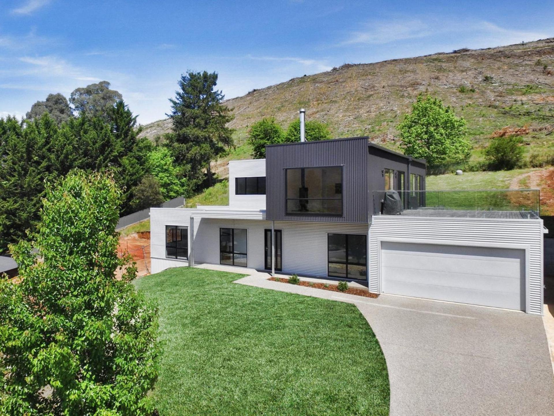 Balcony to Bogong - modern house ten minute stroll to town
