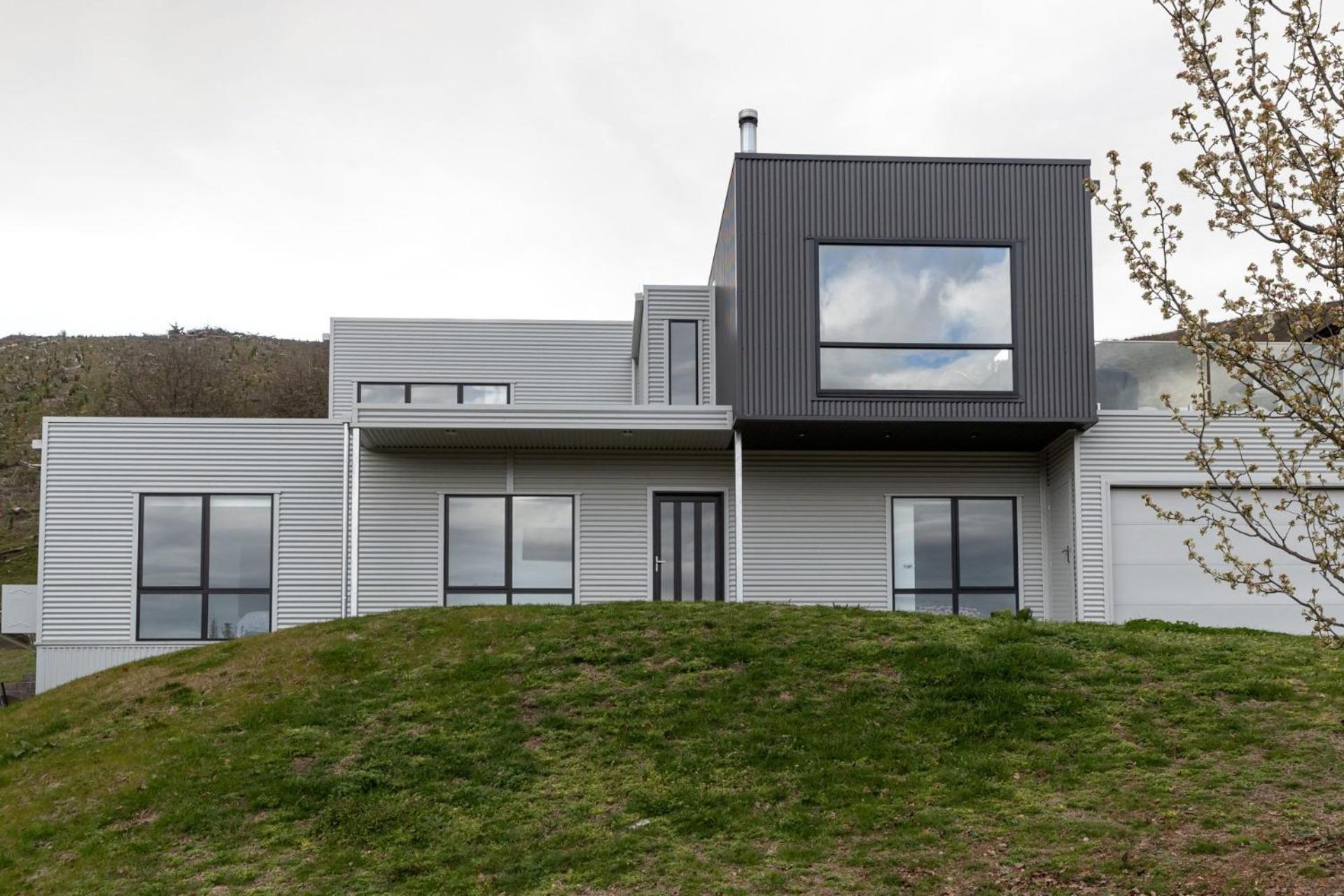Balcony to Bogong - modern house ten minute stroll to town