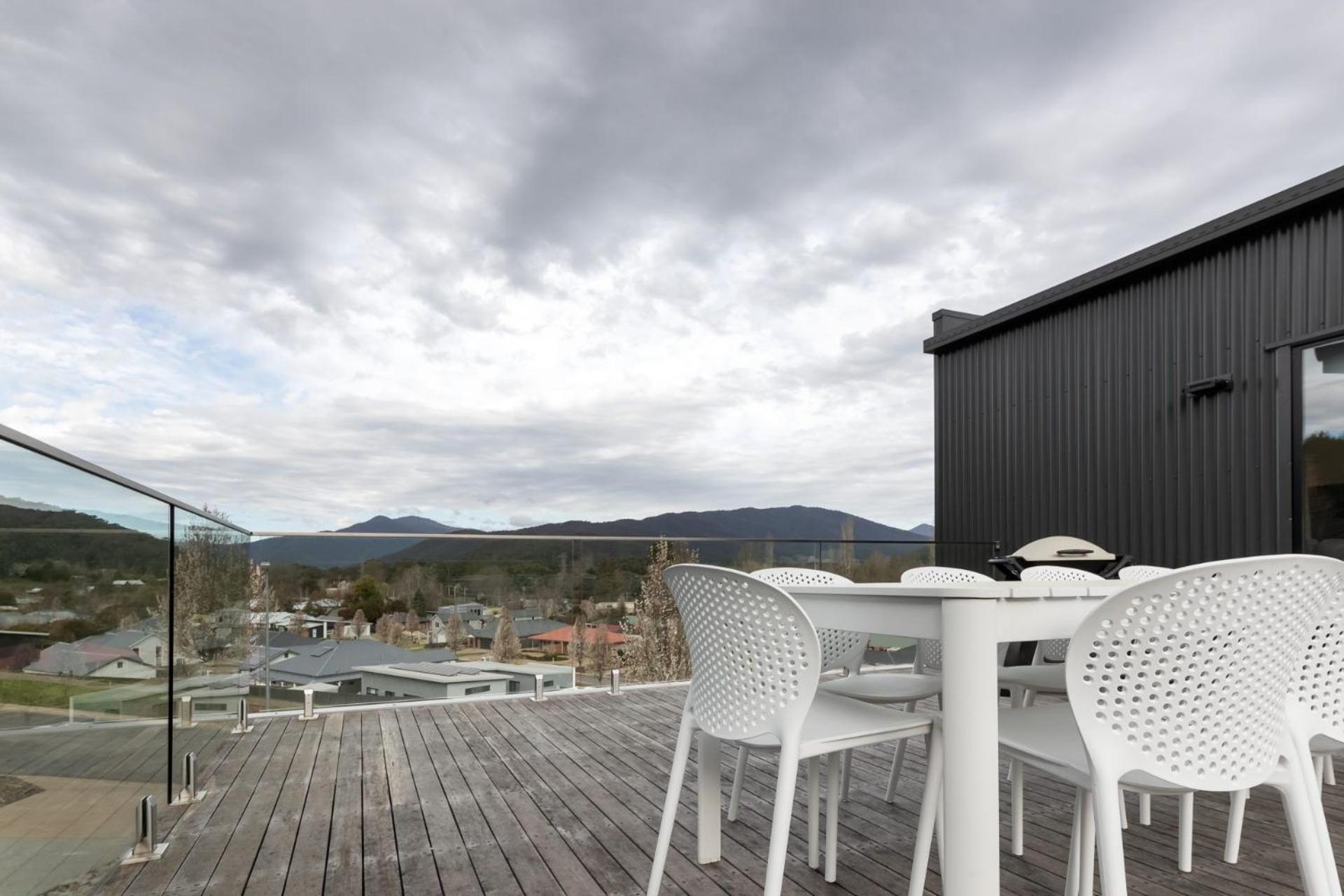 Balcony to Bogong - modern house ten minute stroll to town