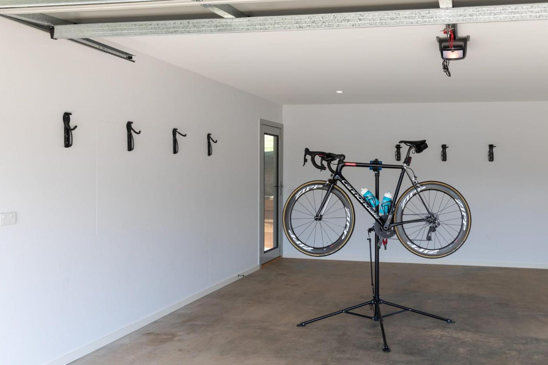 Balcony to Bogong - modern house ten minute stroll to town