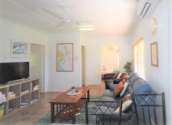 QCWA Cheerful Cottage - Airlie Beach