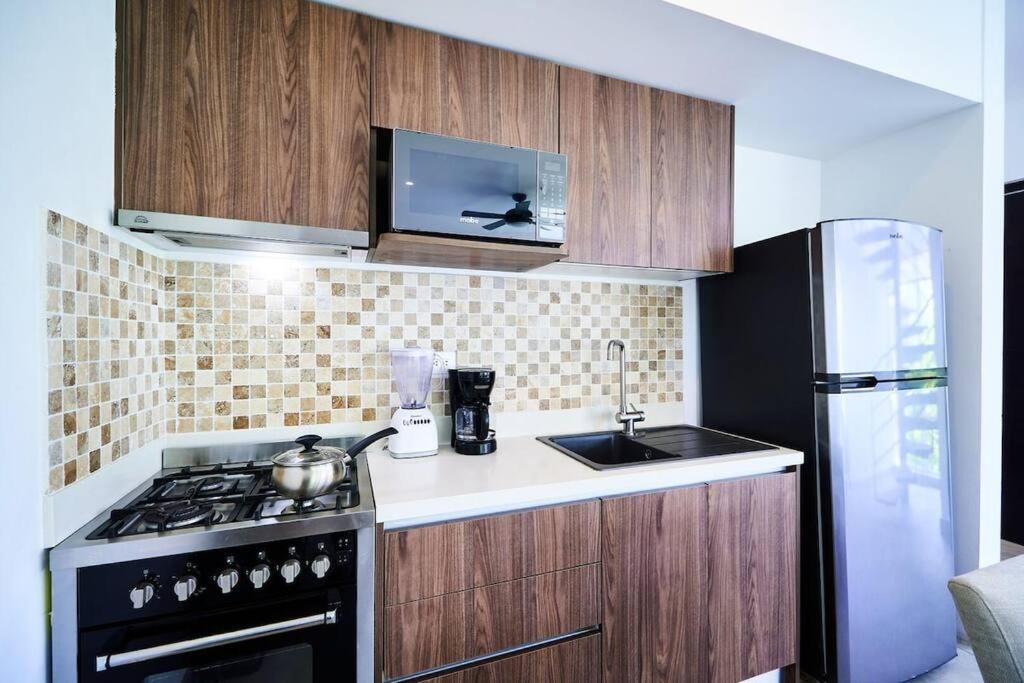 Serene Private Rooftop Jacuzzi Penthouse 2 Pools 5 Min To Beach + Gym view 4