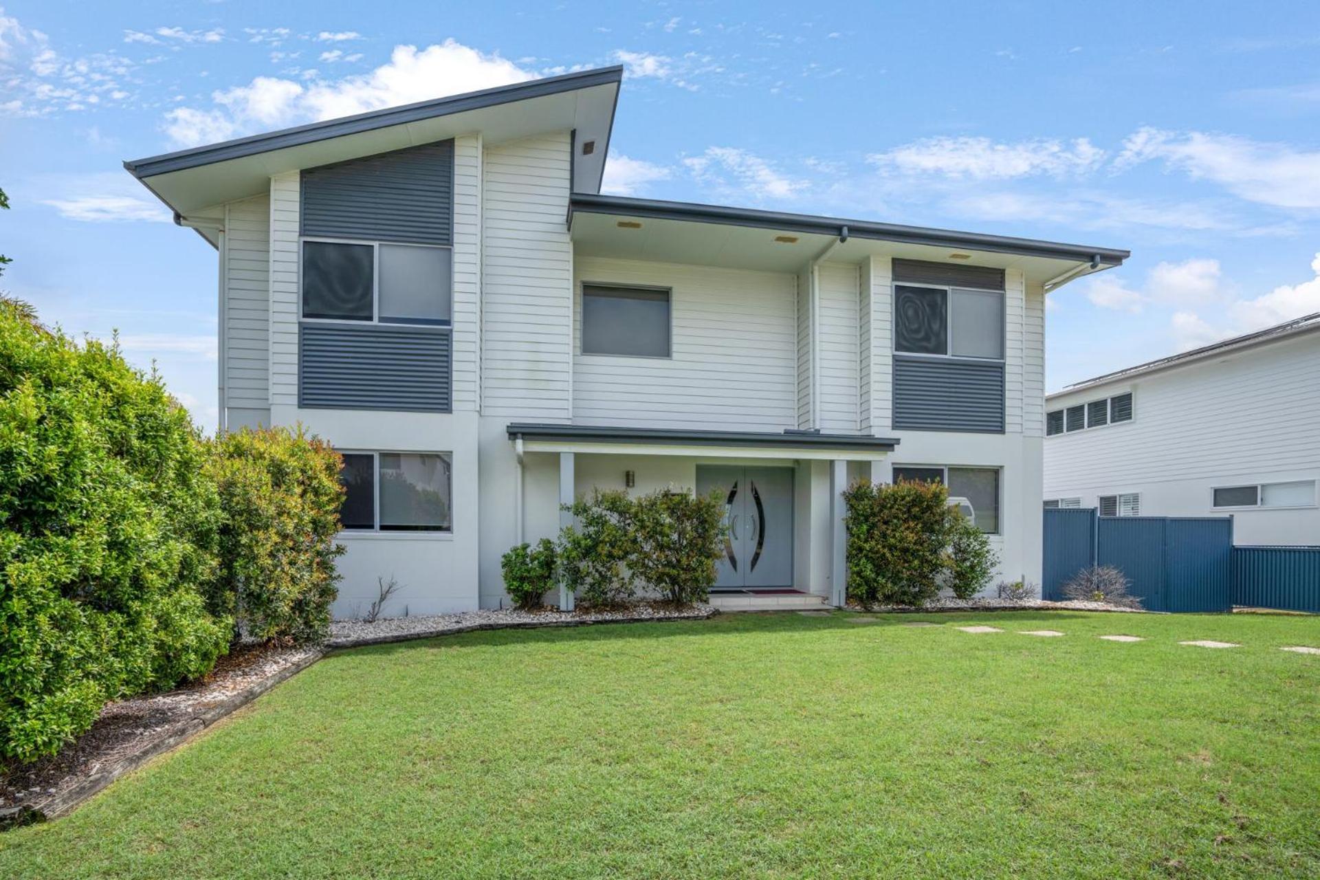 Blacklaw's Retreat - Rainbow Beach Views. Spacious. Fenced Yard.