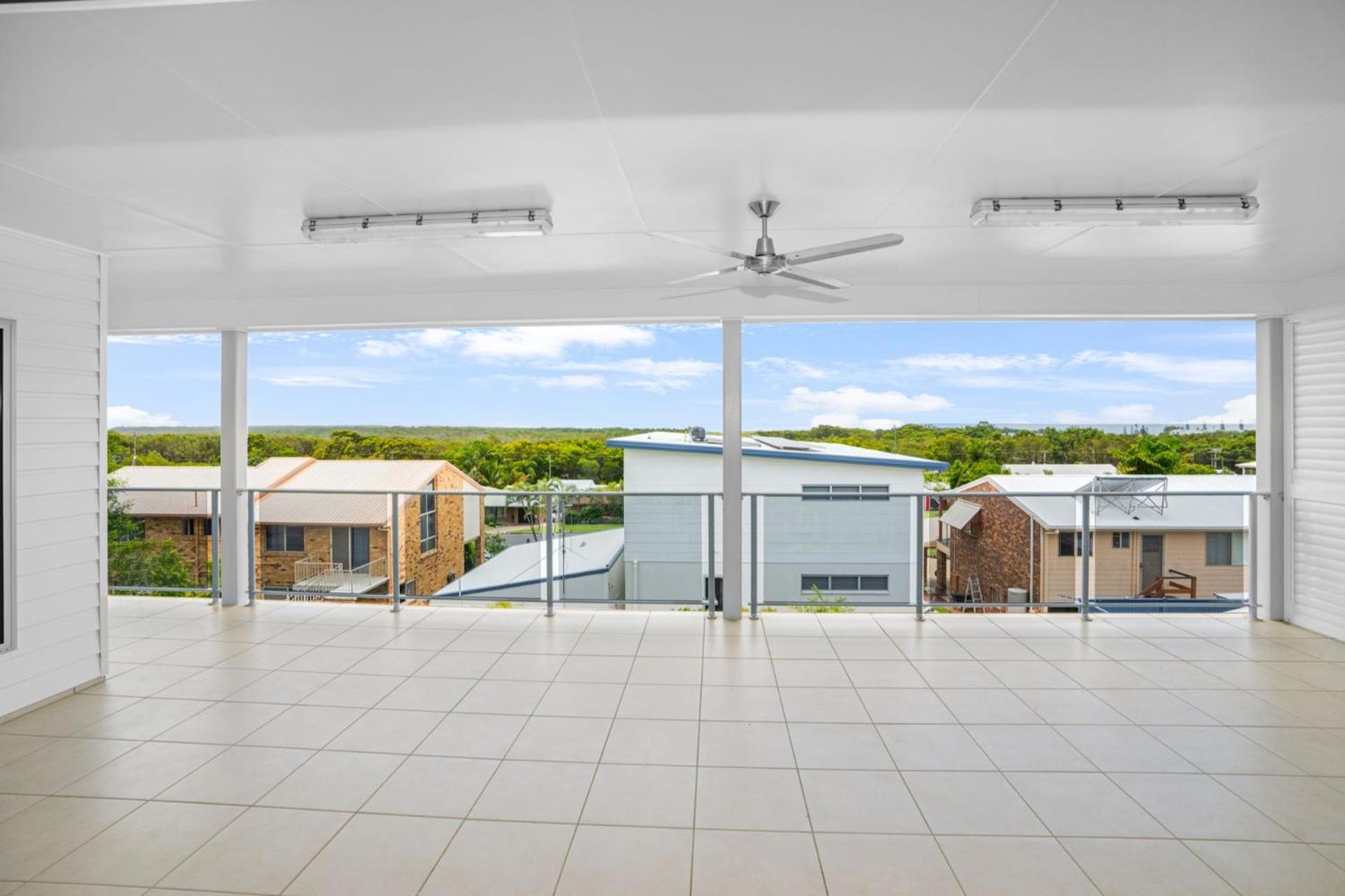 Blacklaw's Retreat - Rainbow Beach Views. Spacious. Fenced Yard.
