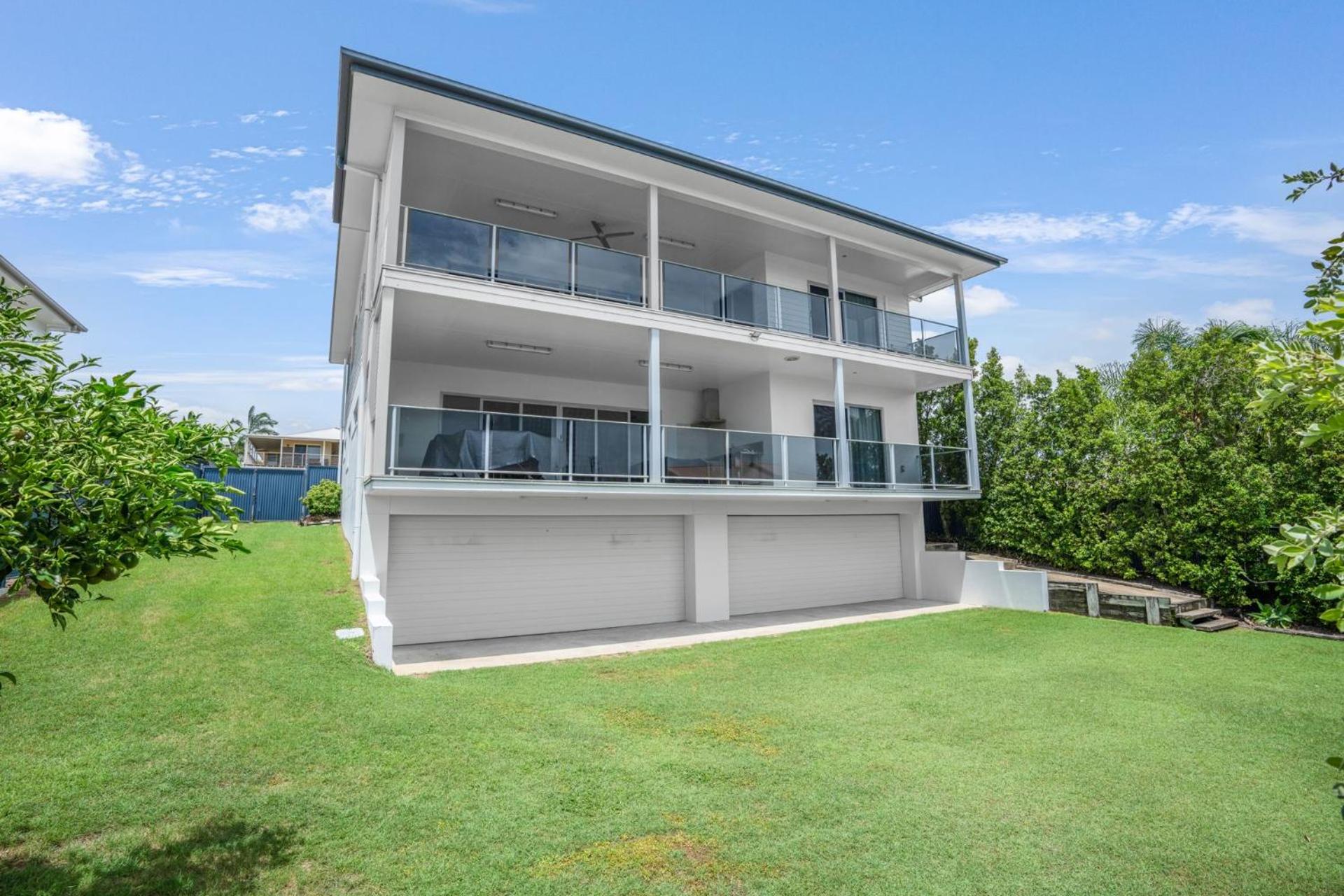 Blacklaw's Retreat - Rainbow Beach Views. Spacious. Fenced Yard.