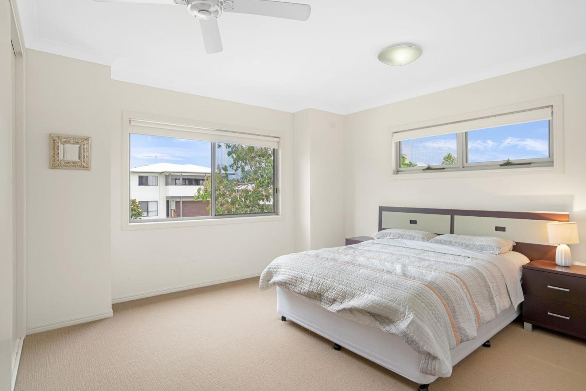 Blacklaw's Retreat - Rainbow Beach Views. Spacious. Fenced Yard.