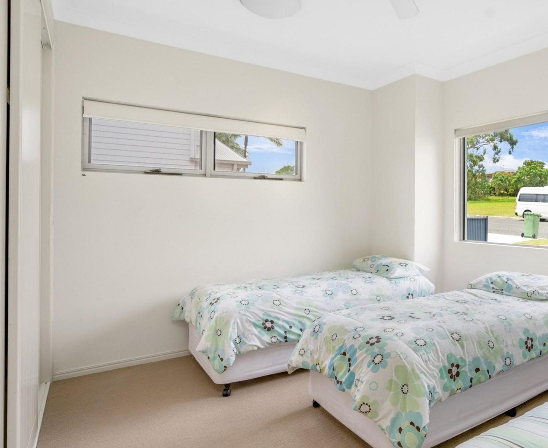 Blacklaw's Retreat - Rainbow Beach Views. Spacious. Fenced Yard.
