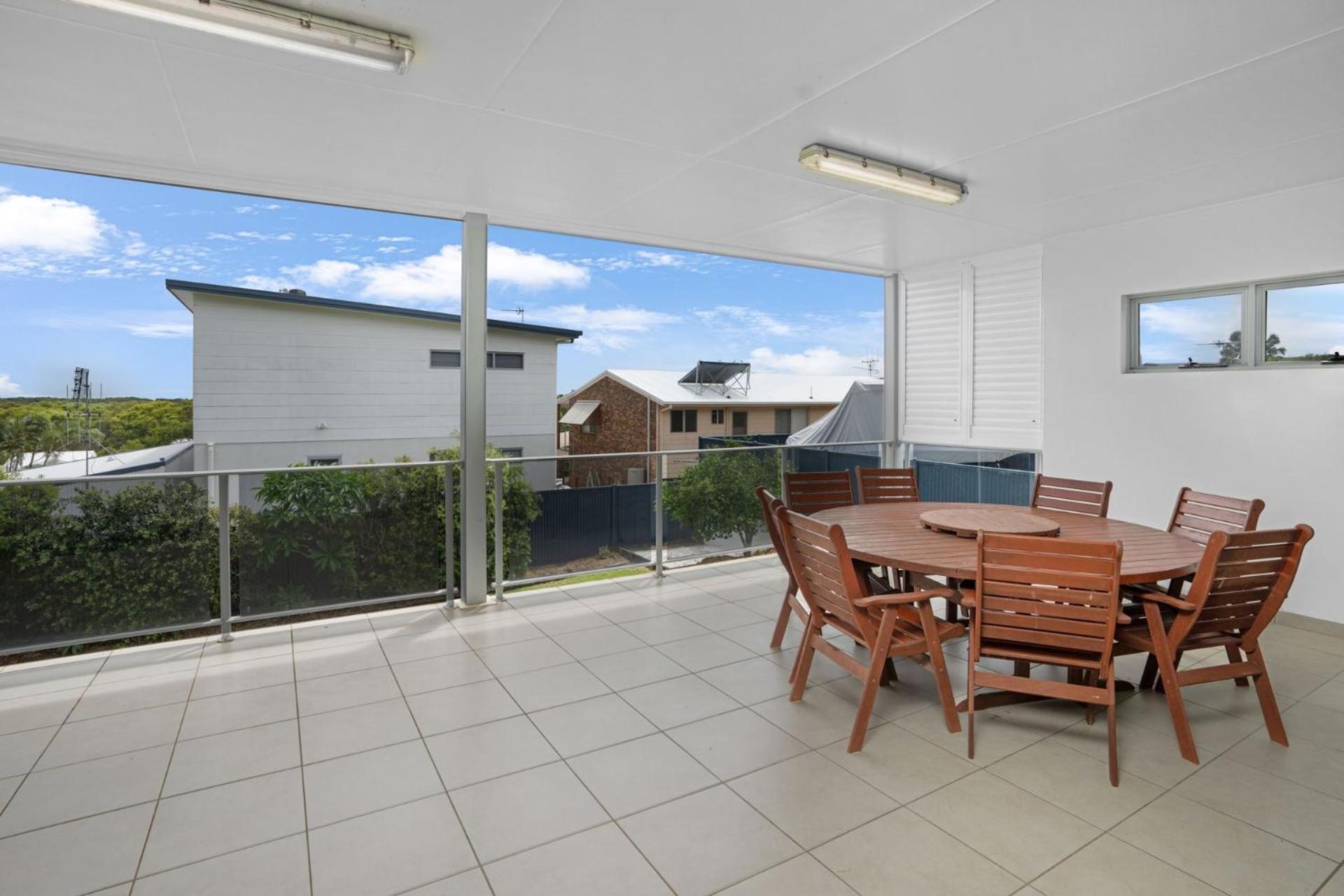 Blacklaw's Retreat - Rainbow Beach Views. Spacious. Fenced Yard.