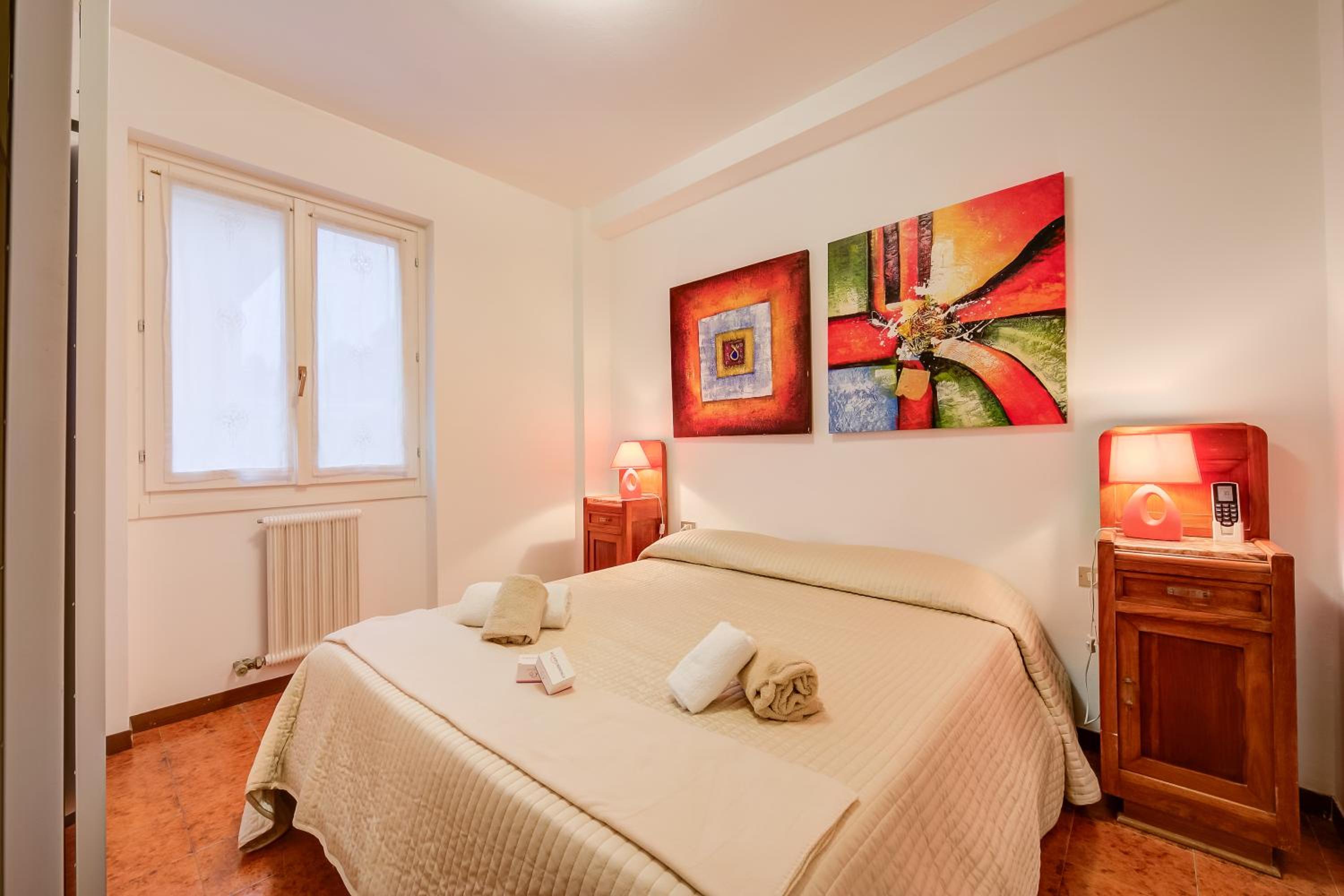 Franka House Fantastic Lake View - Happy Rentals view 2